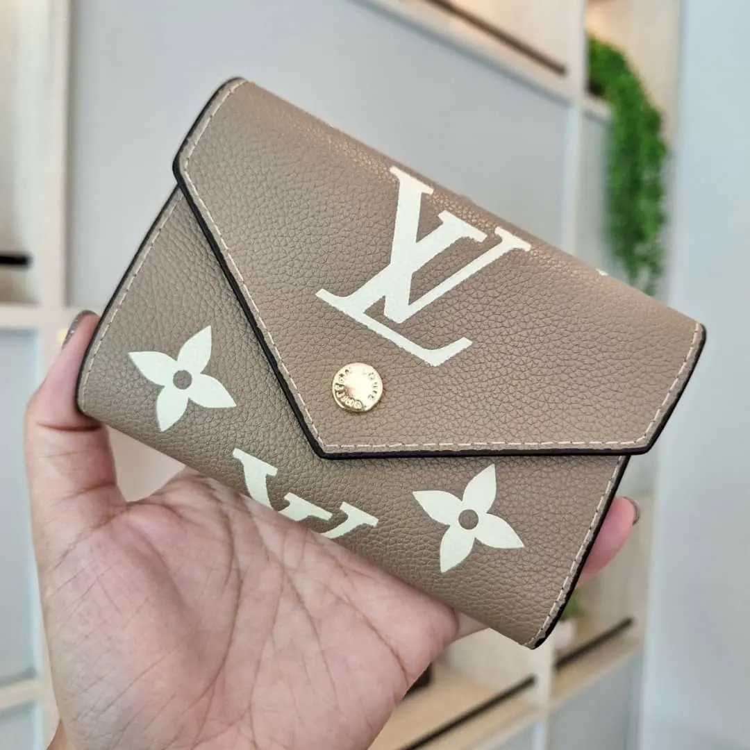 กระเป๋าสตางค์ใบสั้นทรงซองจดหมายแบรนด์เนมหลุยส์พรีเมี่ยมกิ๊ฟสีเบจไฮโซ LV short wallet premium gift