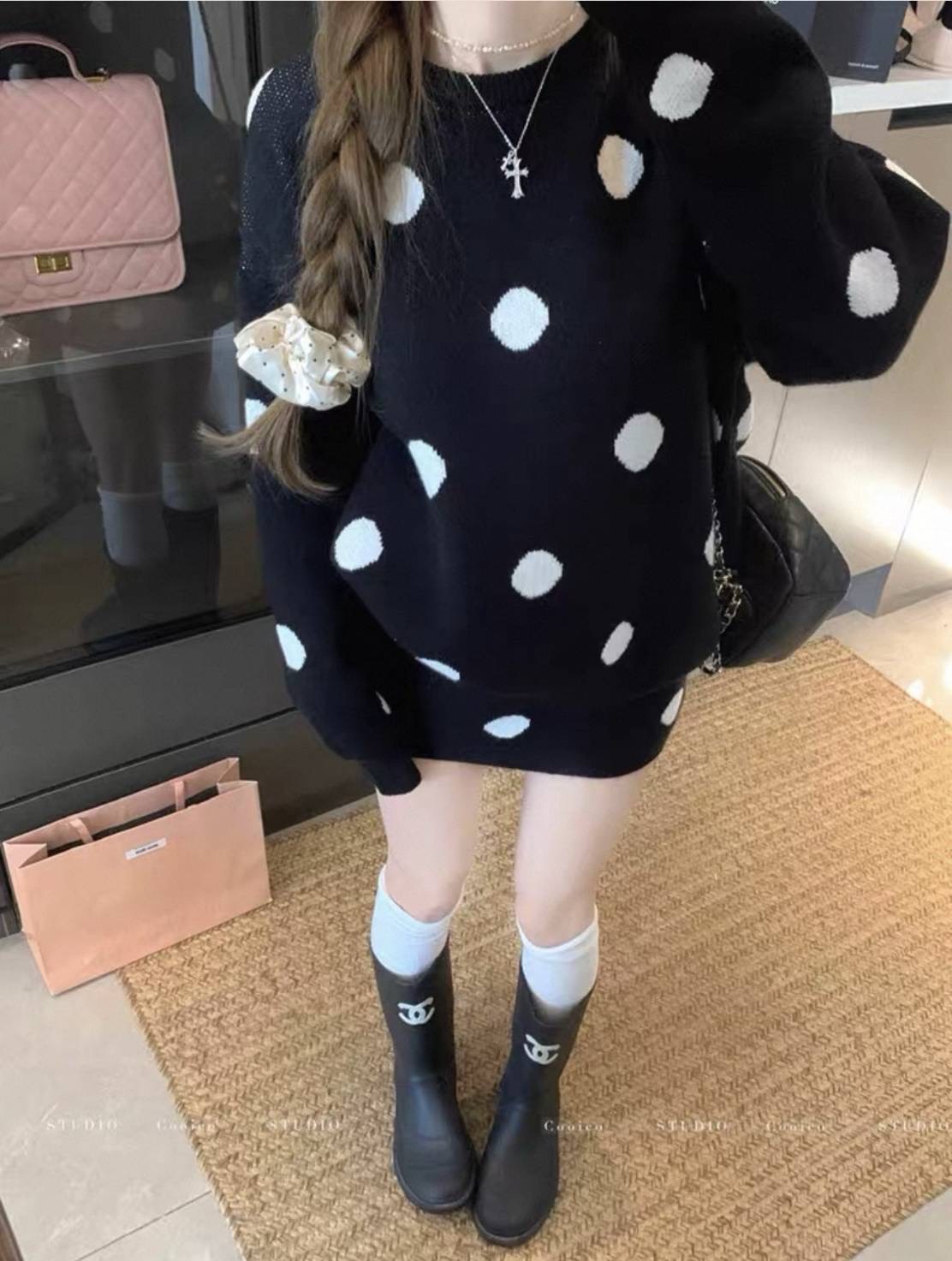 Set 2 ชิ้น ไหมพรมขนฟูลายจุด เสื้อโอเวอร์ไซส์ แมทช์คู่กับกระโปรงสั้นน่ารักมากค่ะ