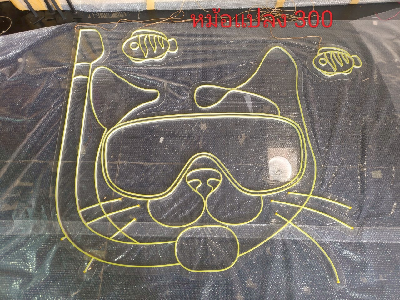 ป้ายไฟนีออนดัด LED ติดบนอะคริลิคใส ป้ายไฟแมวดัด