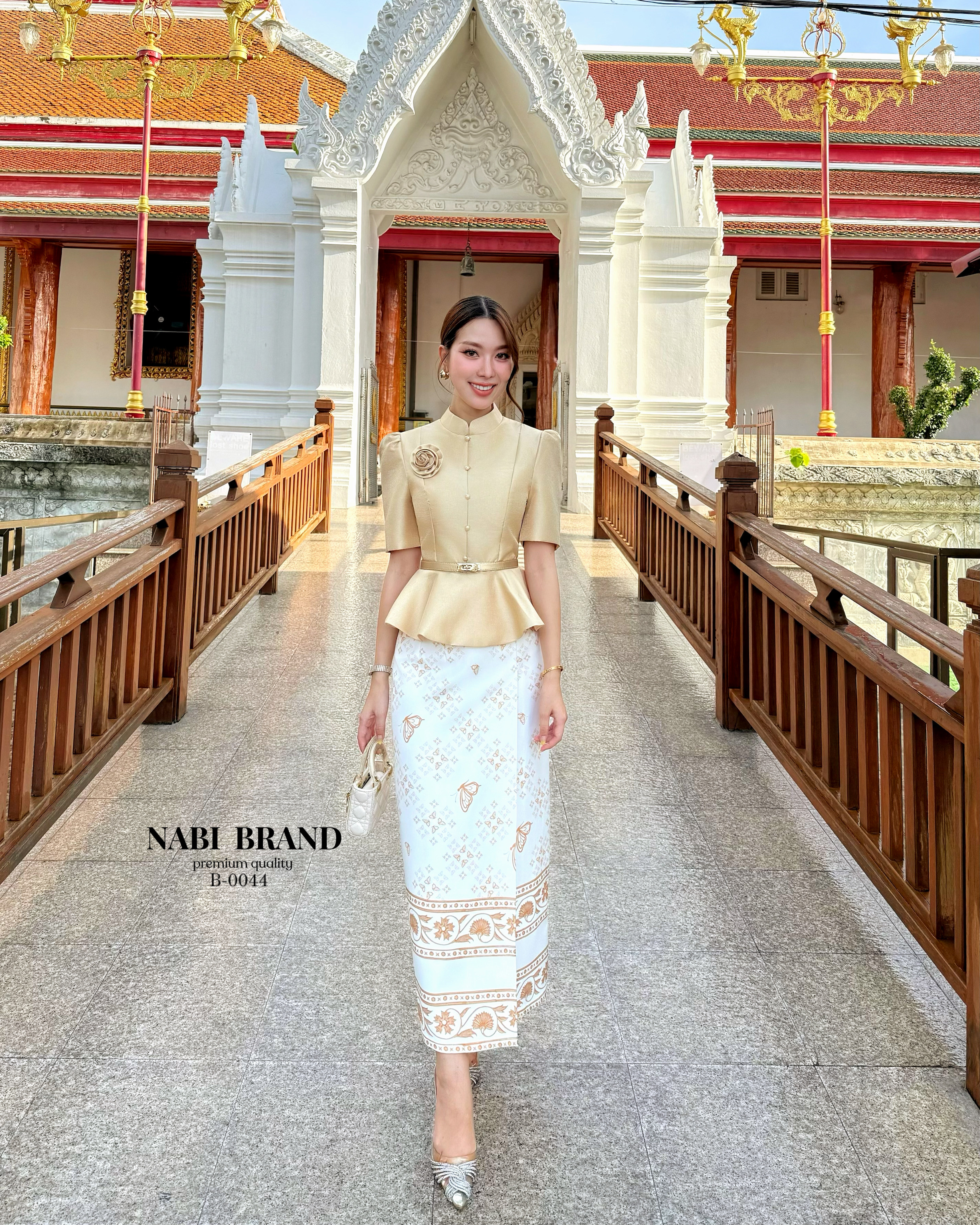 ชุดเซ็ตเสื้อแขนสั้น คอจีน ดีไซน์แต่งกระดุมด้านหน้า งานซิปหลัง ผ้าเงาสวยหรูอยู่ทรง มีฟองน้ำ ซับใน มาคู่กับกระโปรงพิมพ์ลายผีเสื้อ ผ้านุ่มงานอัดกาว ทำให้อยู่ทรง มีซับในอย่างดีงานซิปหลัง สวมใส่ง่าย ใส่แมทช์กับเสื้อและเข็ม คือสวย ดูสง่าผู้ดี สามารถใส่ออกงาน ใส