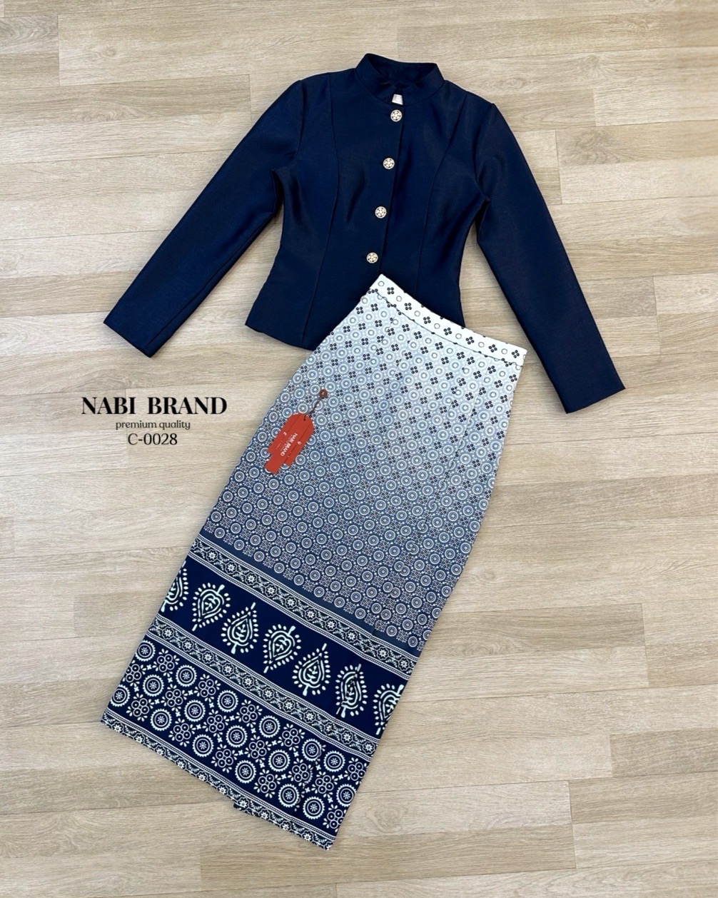 Label :: #NABIBRAND Code :: C-0028 Detail :: ชุดเซ็ตเสื้อแขนยาวสีกรม แต่งกระดุมด้านหน้า ดีไซน์สวยหรู มีฟองน้ำในตัว ผ้าอยู่ทรง มาคู่กระโปรงพิมพ์ลายสีกรมตัดขาว ผ้านุ่มนวลใส่สบายมากๆ ผ่าด้านหลังเพื่อเดินสะดวก งานซิปหลังทั้งคู่ สวมใส่ง่าย สามารถ ใส่ออกงาน ใส่