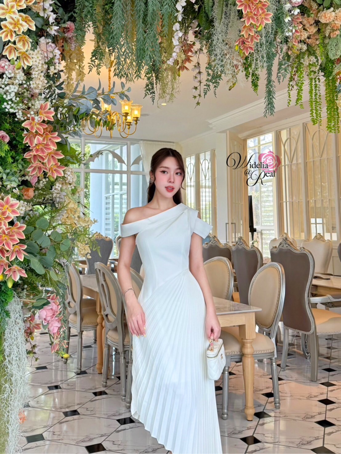 Dress เดรสตัวยาว ปาดไหล่ กระโปรงปลายเฉียง เนื้อผ้าเรียบ สีพื้น ซิปข้าง ผ้าอัดพลีท ผ้าอย่างดี มีน้ำหนัก ไม่บาง งานคัตติ้งเนี๊ยบ ทรงสวยเป๊ะมาก รับรองใส่ออกมาไม่ผิดหวังการันตีให้เลย บอกเลยห้ามพลาดเด็ดขาด