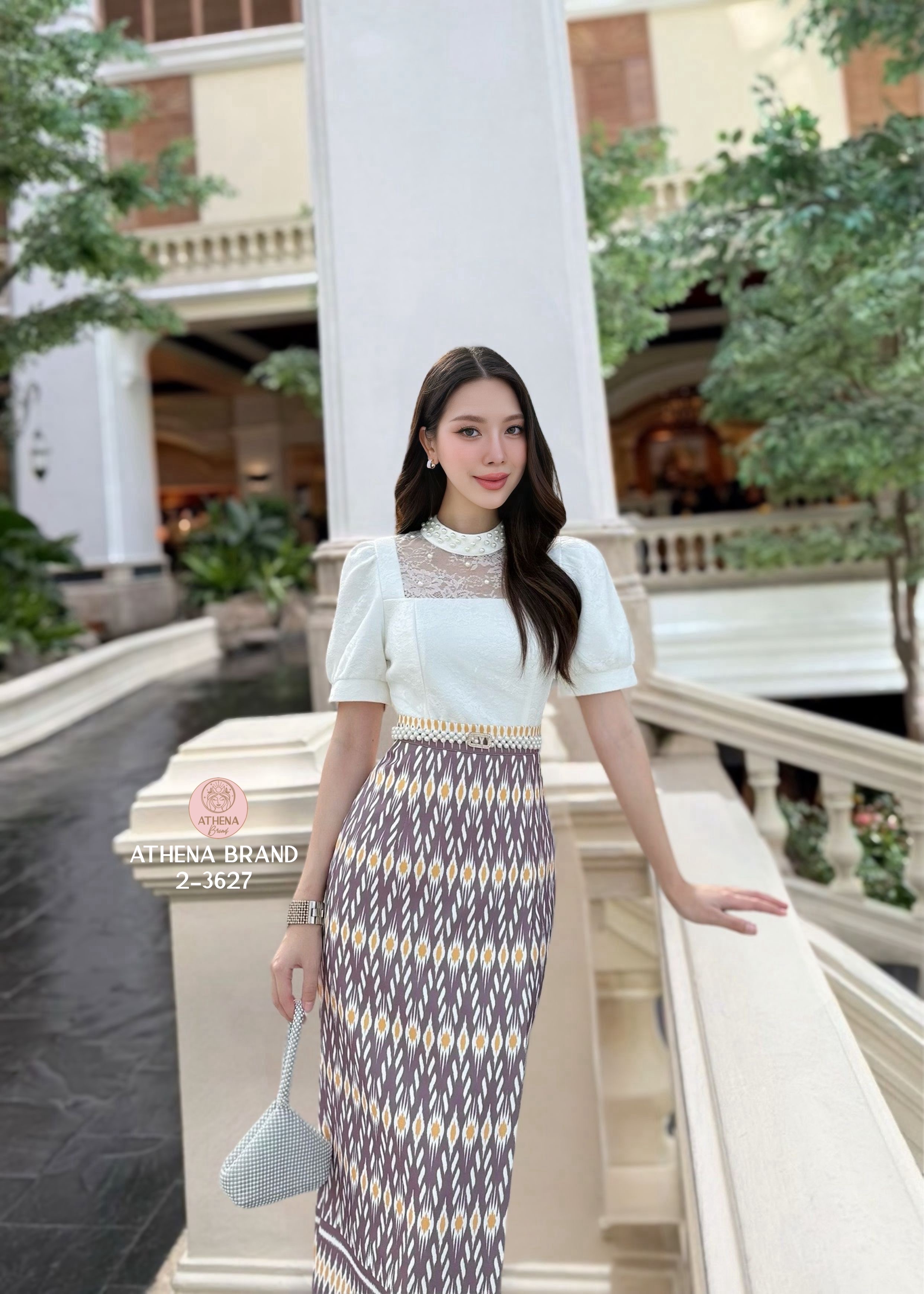 ag 🔖 :Athena (อธีน่า) Brand Detail :: เสื้อ+กระโปรง+เข็มขัด Set 3 ชิ้น เสื้อลูกไม้ดีไซน์สุดเก๋ตกแต่งไข่มุกสวยหรูหรา งานมีซับใน สวมใส่แบบซิปด้านหลัง แมตช์มาคู่กับกระโปรงพิมพ์ลายป้ายทบคล้ายงานผ้าซิ่นป้ายสำเร็จทรงเข้ารูป เนื้อผ้าดี๊ดีมีTexture งานมีซ