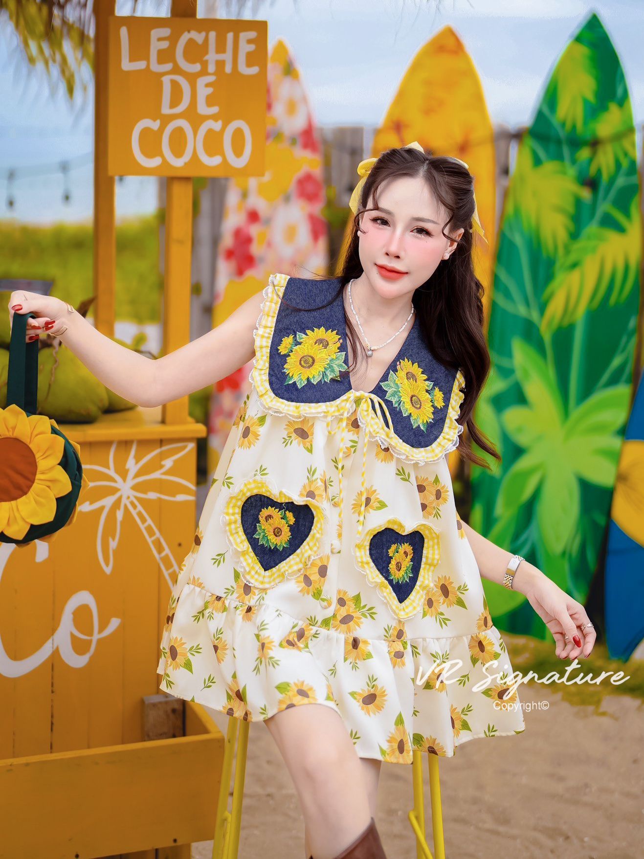 Set เดรสสั้นแขนกุด คอปกแต่งระบายลูกไม้ ปักลายดอกไม้ช่วงปก ผูกโบว์ช่งงคอ ติดกระดุมเรียงด้านหน้า แต่งปักหัวใจแต่งระบายลูกไม้ช่วงตัว ทรง oversize ใส่สบาย มีกางเกงขาสั้นเข้าชุดให้ด้วยค่ะ เนื้อพิมพ์ลายเนื้อดี มีซับในทั้งชุดค่ะ