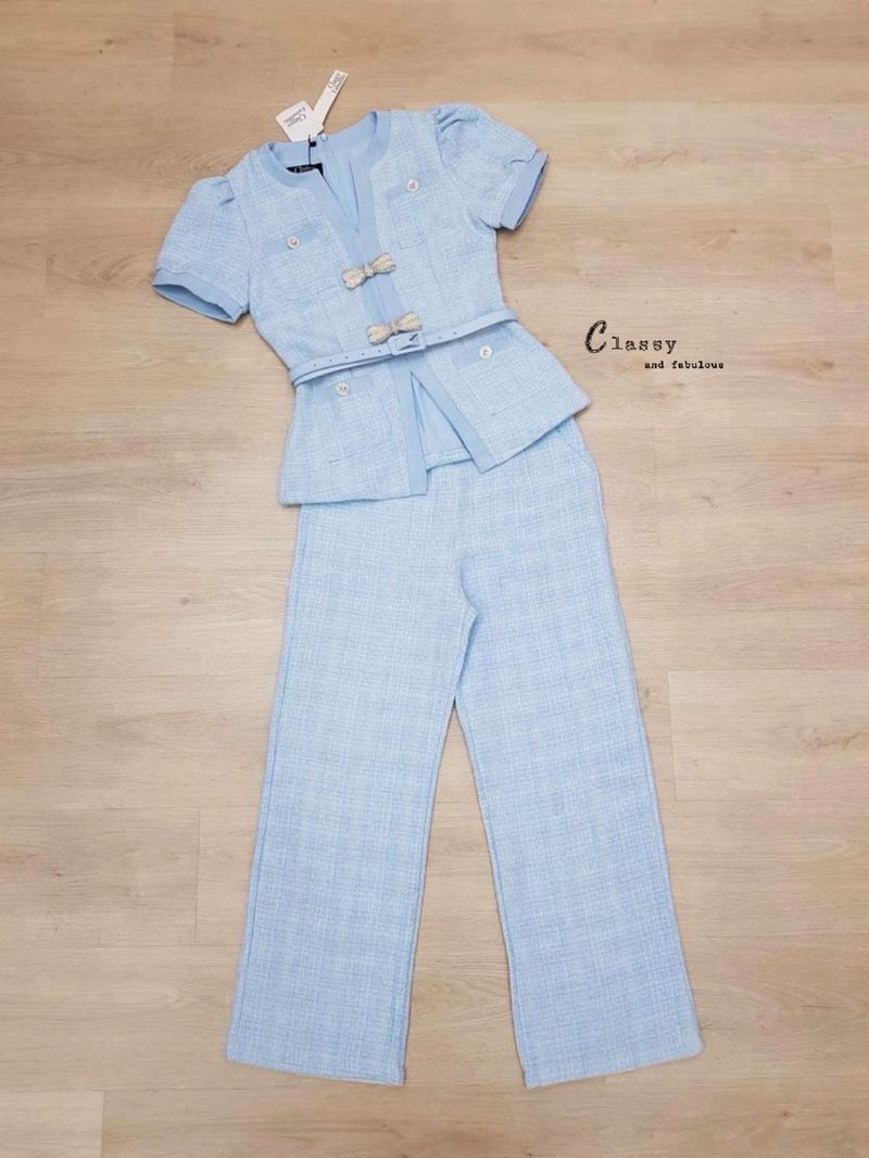 Set ผ้าทวิตสีฟ้าทั้งชุด ตรงเสื้อคอวีดีไซน์ผ่าด้านหน้า แขนสั้นพองเล็กน้อยตัดต่อปลายแขนด้วยผ้าเรียบสีฟ้าเข้าชุด มีกระเป๋าที่หน้าอก2ข้างซ้ายขวาใช้งานได้จริงด้านบนขอบกระเป๋าตกแต่งด้วยกระดุมเพชรสวยๆ