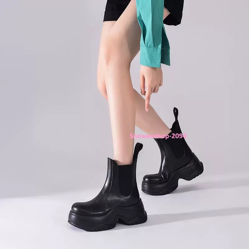 รองเท้าบูทที่เกิดมาเพื่อทริปหนาวและลุคเท่แบบไม่พยายาม สวมสบาย เดินทั้งวันก็ไม่เมื่อย พื้นหนาเก็บความอุ่น ส้นมั่นคง เดินบนหิมะก็เอาอยู จะไปทำงานก็ได้ จะไปเที่ยวก็ดี แมทช์กับโค้ทคือสวยจึ้งมาก 2 สี ไซส์ผู้หญิง 32-40 ทรงหัวมนสปอร์ต