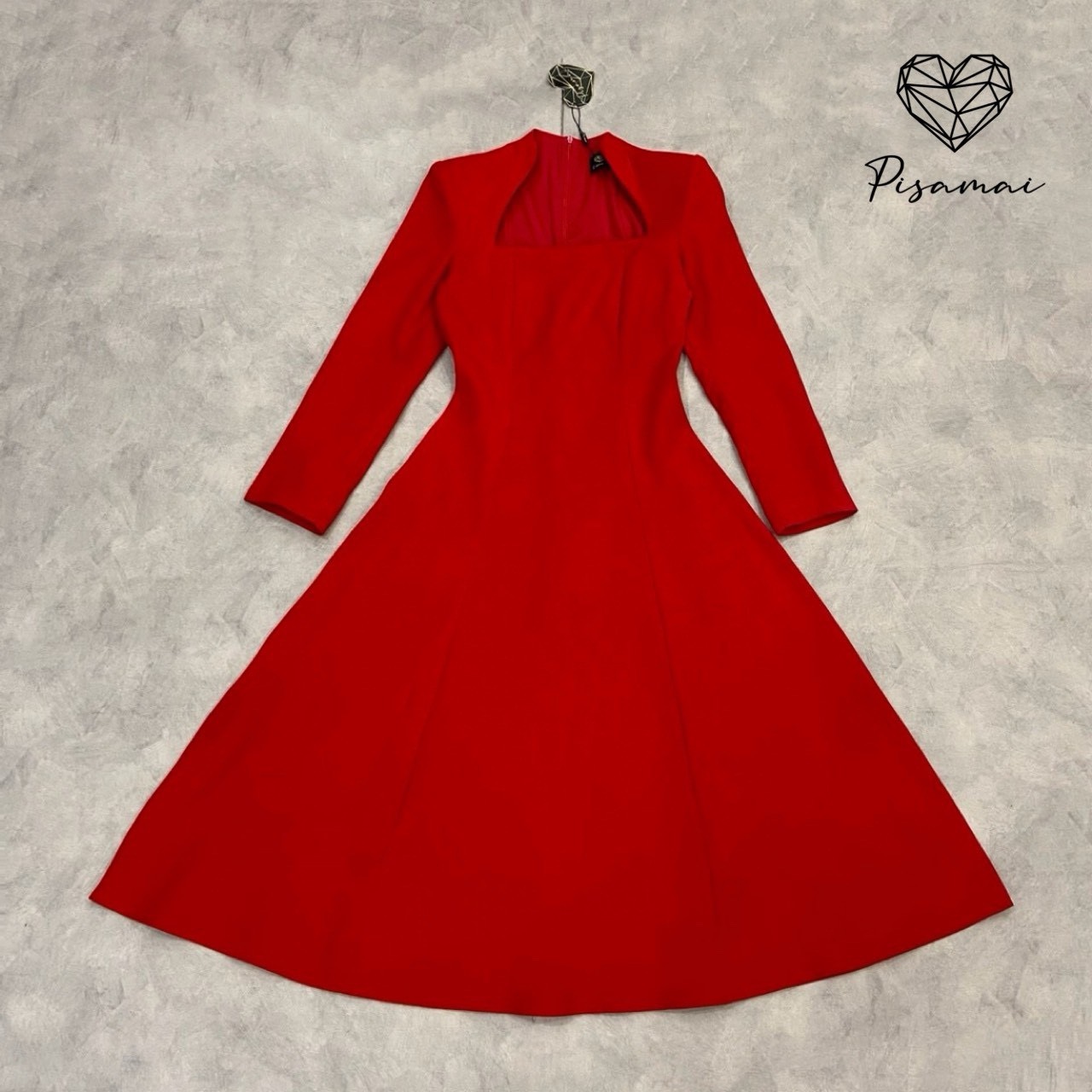 เดรสตัวยาวแขนยาวสีแดง ช่วงคอดีไซน์ตัดคอเหลี่ยม มาในทรงกระโปรงบานยาว ดีไซน์สวย หรู old money ดูแกรมมากๆค่า ต้องมีเลยค่า