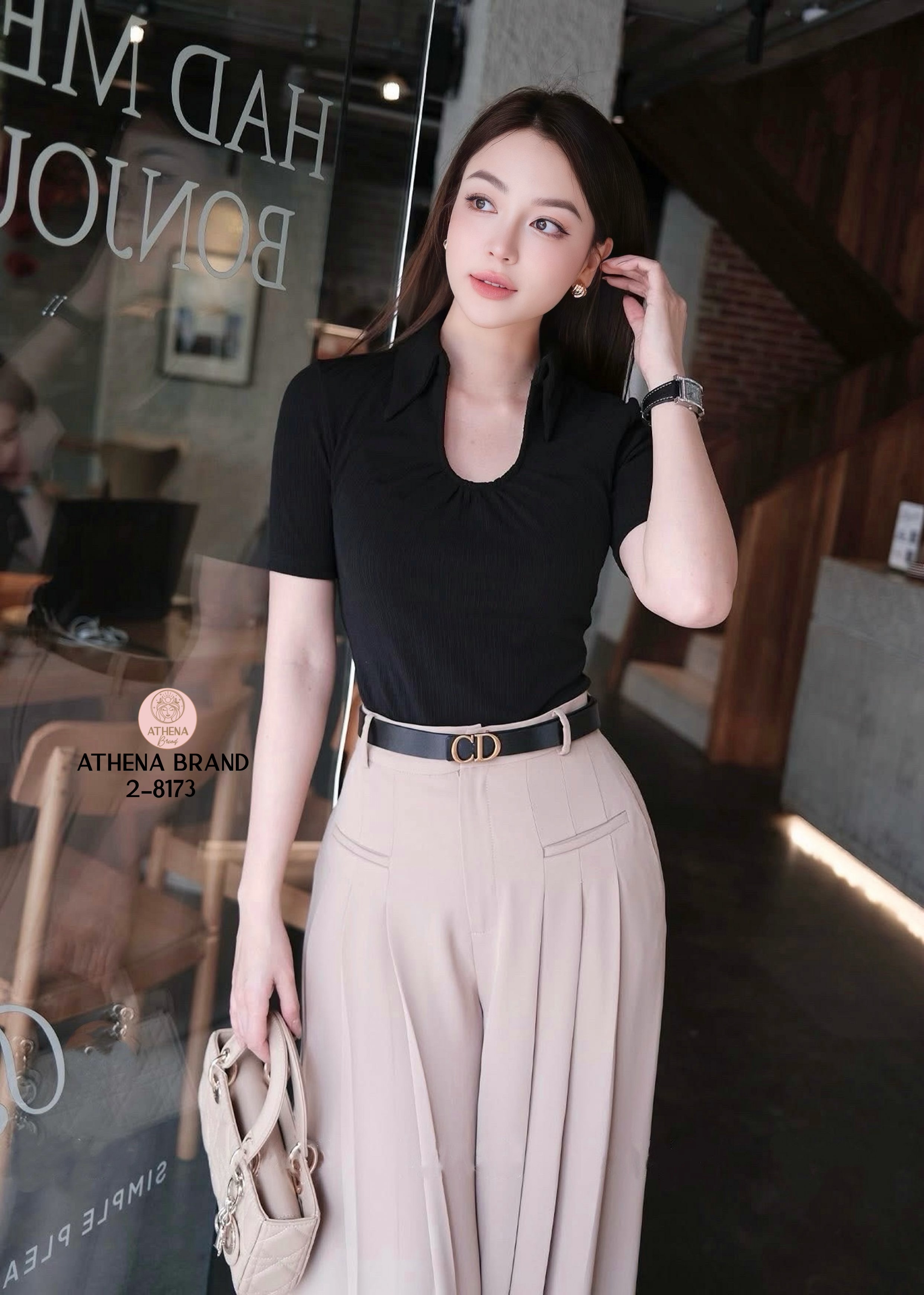 Tag 🔖 :Athena (อธีน่า) Brand Detail :: เสื้อ+กางเกง+เข็มขัด เสื้อยืดคอปกผ้าร่อง แมตช์มาคู่กับกางเกงขายาวดีไซน์เย็บจับจีบ มีกระเป๋าใช้งานได้จริงทั้ง2 ข้าง เนื้อผ้าดี๊ดีมีน้ำหนักและมีTexture งานมีซับใน สวมใส่แบบซิปด้านหน้าและมีตะขอเกี่ยว และมาคู่กับ