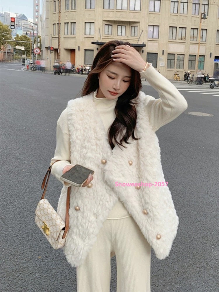 หนาวนี้ขอความเก๋แบบไม่ธรรมดา เสื้อกั๊กขนแกะสุดชิค ใส่แล้วดูแพง อุ่นกำลังดี ไม่เทอะทะ คลุมง่าย แมทช์กับอะไรก็สวย มี 2 เฉดสีสุดคลาสสิค ใส่ไปเที่ยวเมืองหนาวก็ดูมีสไตล์ ใส่ในเมืองก็เก๋ไม่แพ้กัน