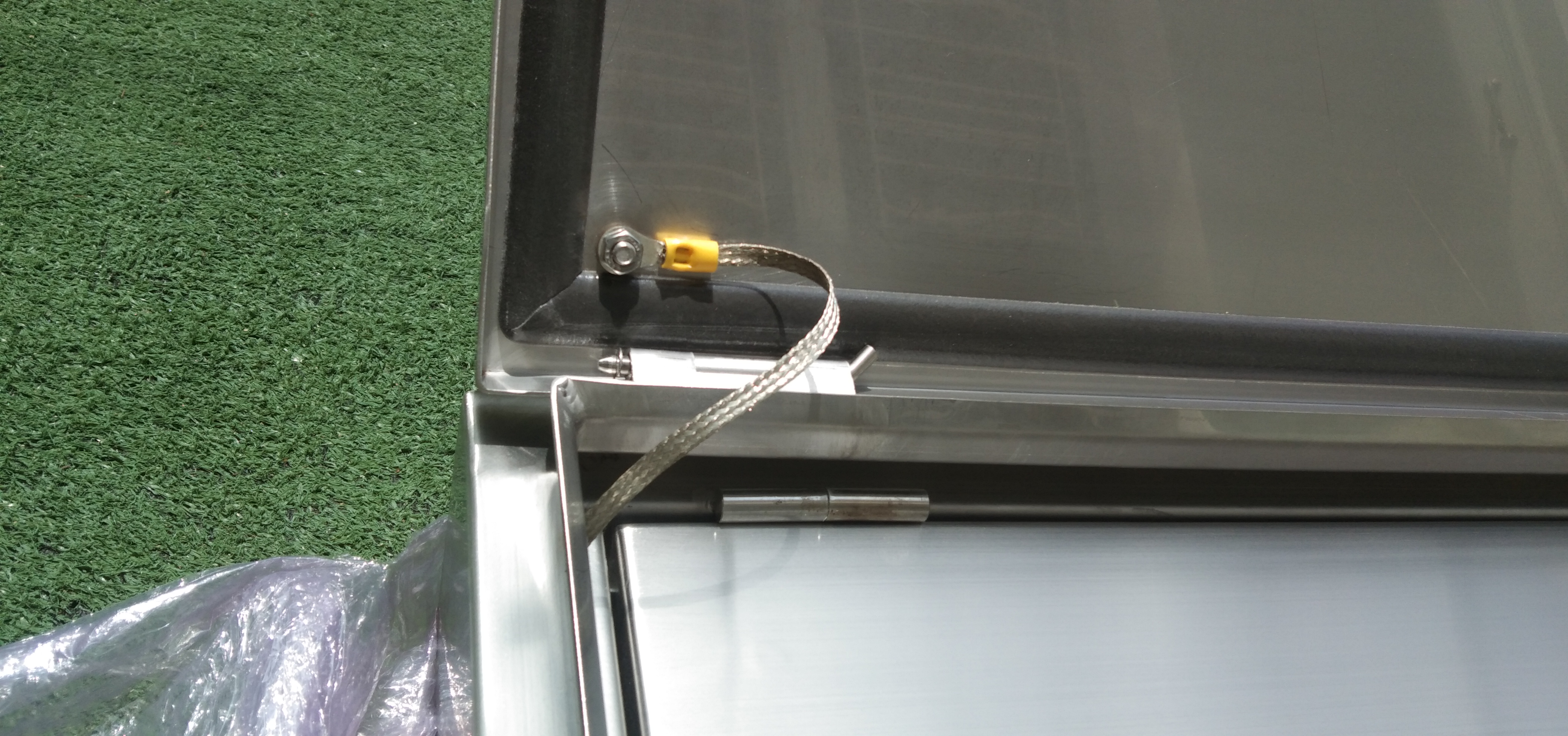 LOAD CENTER 250A ตู้สแตนเลส 304 มีหลังคาสโลป W450xH1050xD152mm. (42ช่อง)