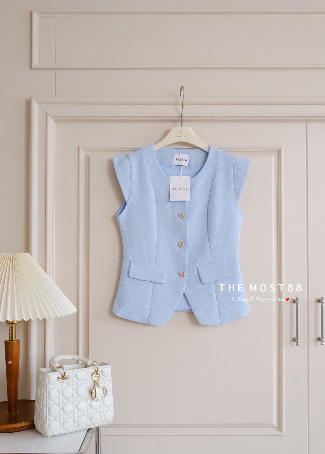 เสื้อดีเทลไหล่ล้ำแบบดูหรูดูดี งานผ้าทวีตเกรดแพง ใส่ไม่คันระคายผิว ตัดเย็บซับในแบบเดียวกับงานเบลเซอร์เกรดห้าง ดีเทลแต่งกระดุมโลหะสีทองสวยติดแกรม โอ้โหพลาดไม่ได้คร่าา