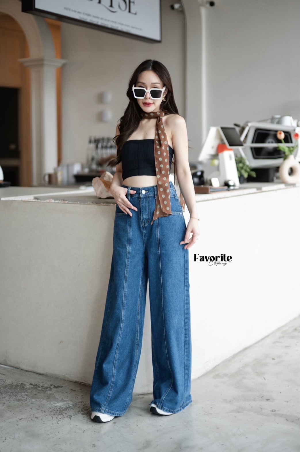 กางเกงยีนส์ขายาว❣️ กางเกงยีนส์ขายาว แต่งตีเกล็ดด้านหน้า เอวดึงยางสม็อคด้านหลัง งานผ้ายีนส์สวยมาก ใส่แล้วทรงสวยมากค่า มาพร้อมผ้าผูกลายจุด เก๋มากค่า แล้วแต่เราจะmix and match เลยค่ะ ห้ามพลาดเลย!!!!! (Free Polka dot fabric)