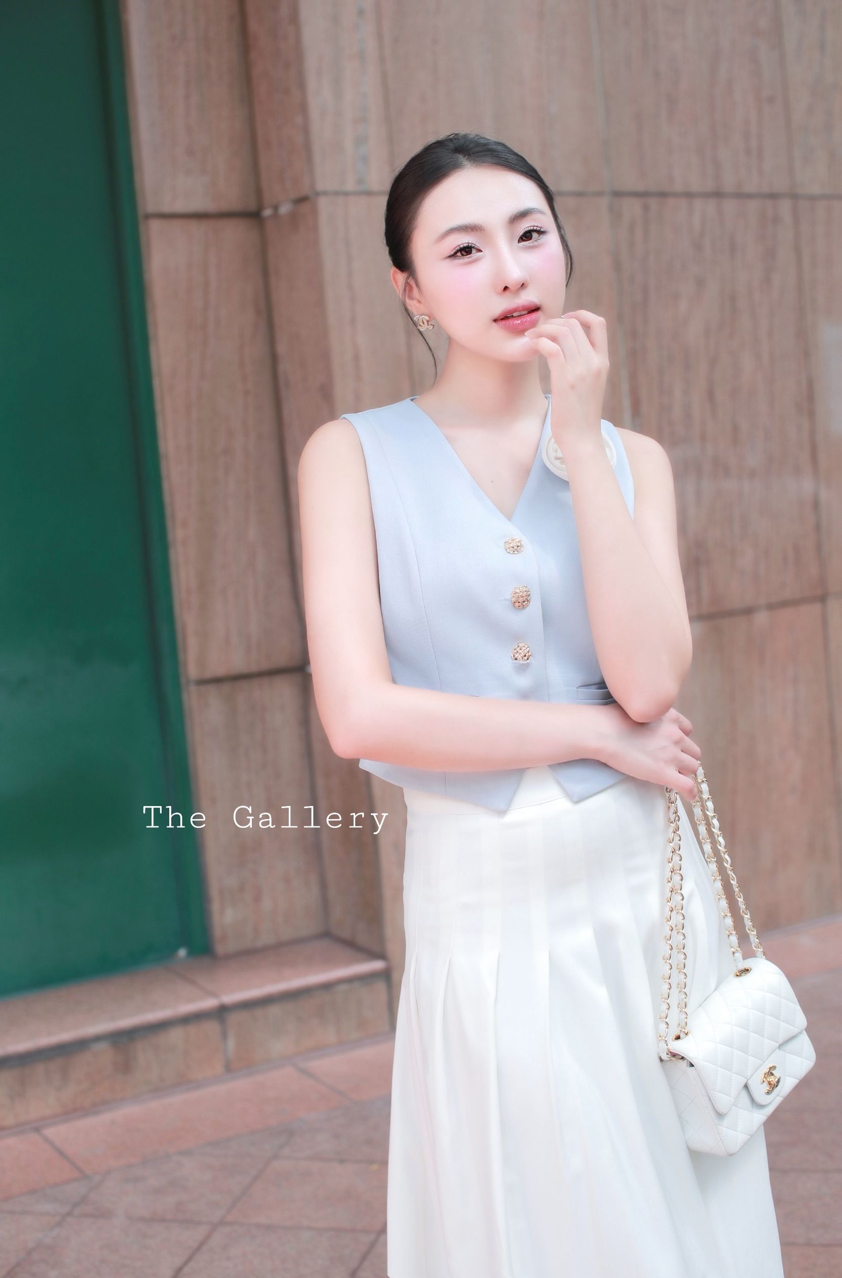 ชุด set พร้อมเข็มกลัดดอกไม้ เสื้อกั๊กทรงสวยและกระโปรงจับจีบรอบชิคสุด ๆ เนื้อผ้าพรีเมี่ยม สวยครบจบในชุดเดียว ราคาสุดคุ้มมากเวอรรรร์ จะทำงาน/ใส่ไปที่ใด ๆ คือ เริ่ดด ห้ามพลาด ตำด่วน.