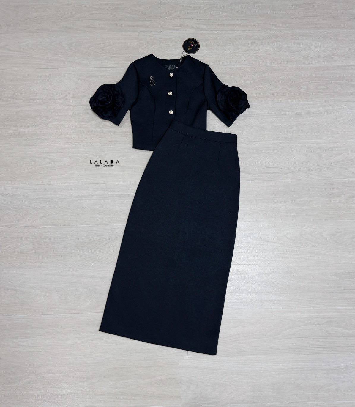 set 2 ชิ้น เสื้อดำกระดุมหน้าแต่งดอกไม้ช่วงแขน + กระโปรงยาวงานซิปหลัง ชุดดำแบบสุภาพใส่ออกงาน ใส่ทำงานได้หมดค่ะ + เข็มกลัดไว้อาลัย