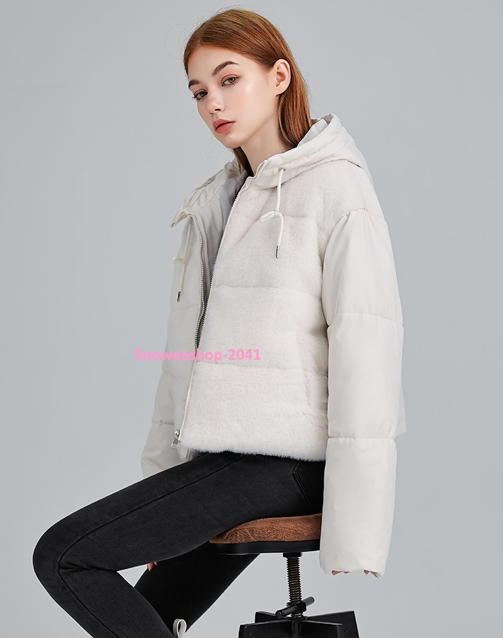 ดาวน์แจ็คเก็ตผู้หญิงแต่งขนเฟอร์สุดหรู ใส่แล้วอุ่นและสวยมีคลาส ฮู้ดขนเฟอร์นุ่มนิ่ม เพิ่มความชิค เสื้อหนา อบอุ่น ลมแรง หิมะตกก็เอาอยู่ แมทช์ง่าย เข้ากับทุกลุคสายแฟ มีให้เลือก 4 เฉดสีสวยละมุน