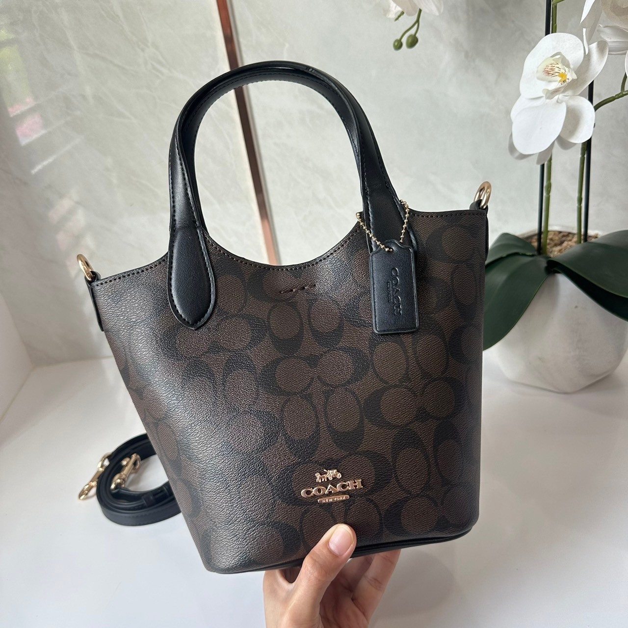 กระเป๋าสะพายไฮโซแบรนด์เนมโค้ชทรงโท้ทขนาด 8 นิ้วสีน้ำตาลดำลาย C COACH HANNA BUCKET BAG (CR256)
