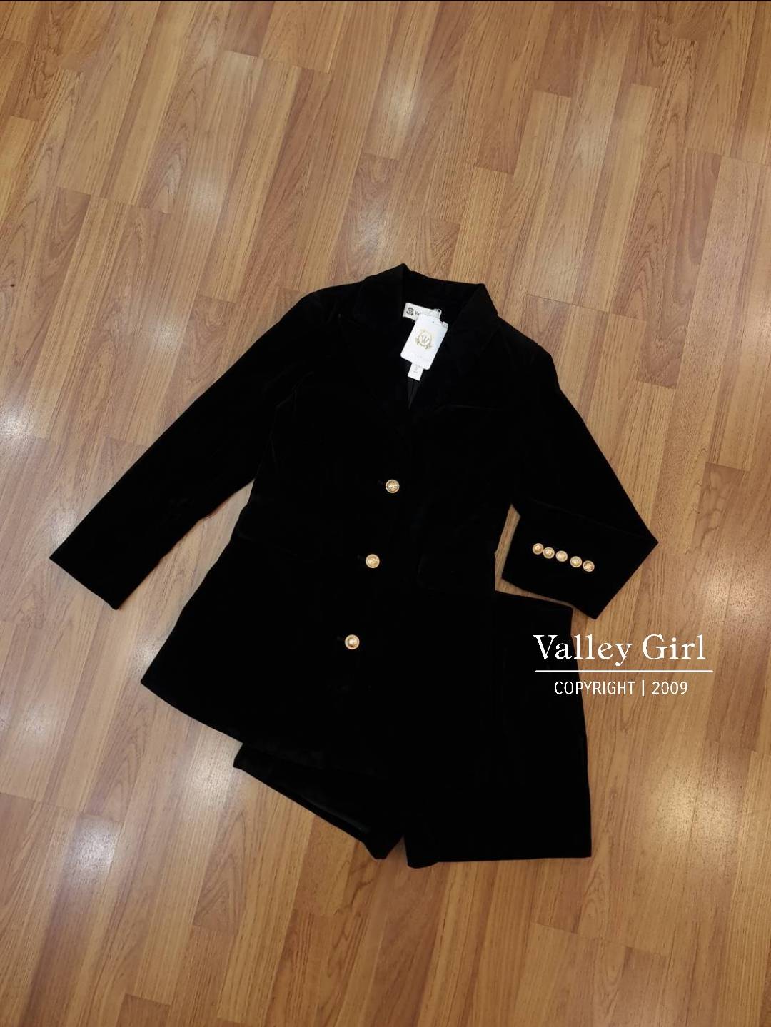 พร้อมส่ง*** เสื้อสูท + กางเกงขาสั้น เรียบหรูดูไฮ ผ้ากำมะหยี่อย่างดี ผ้าหนาเป็นทรง ด้านในบุซับในอย่างดี กระดุมทองเพิ่มความหรูหรามีกางเกงขาสั้นให้ด้วยค่า