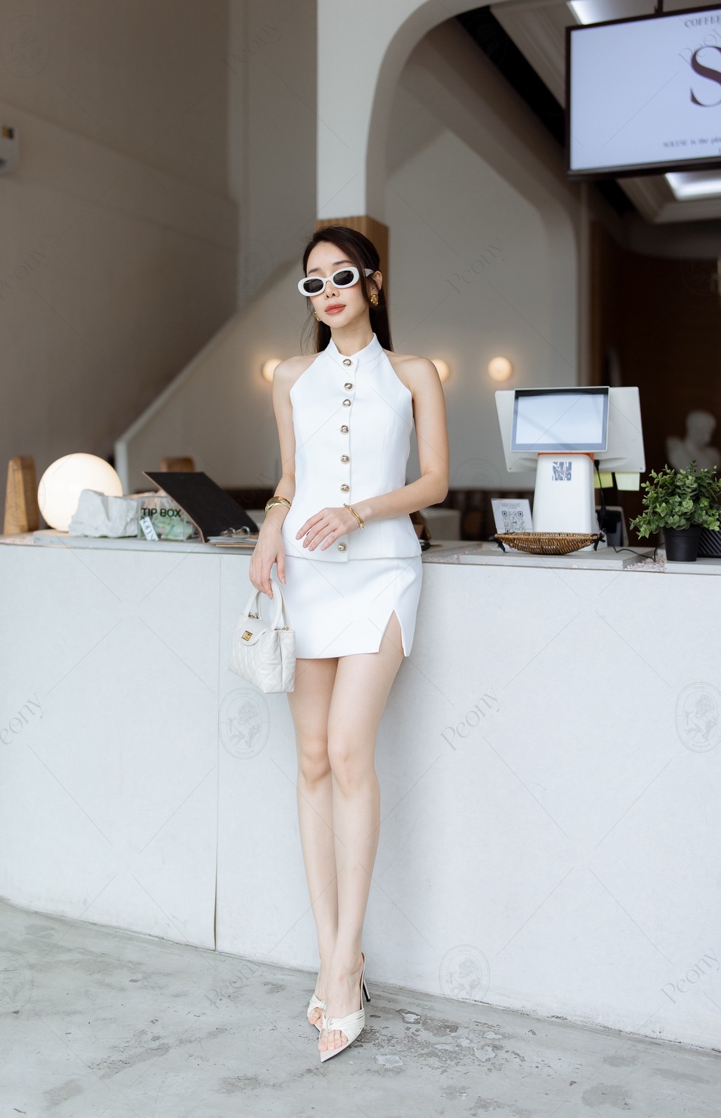 ชุดเซตผ้าพื้น ดีไซน์เรียบเก๋ คล้องคอ กระดุมหน้า แมทมาพร้อม กระโปรงสั้นผ่าข้างหน้า คอมพลีทลุคสวย แพง แฝงความเซ็กซี่ #งานป้ายpeony #ชุดสวย #ชุดเซตกระโปรง #ชุดเซ็ต #ชุดไปคาเฟ่ #ชุดเซต #ชุดเซ็ตสวยๆ #เสื้อผ้าแฟชั่น #กระโปรงส้้น #ชุดทำงาน #peonyoleaf #peonybkk