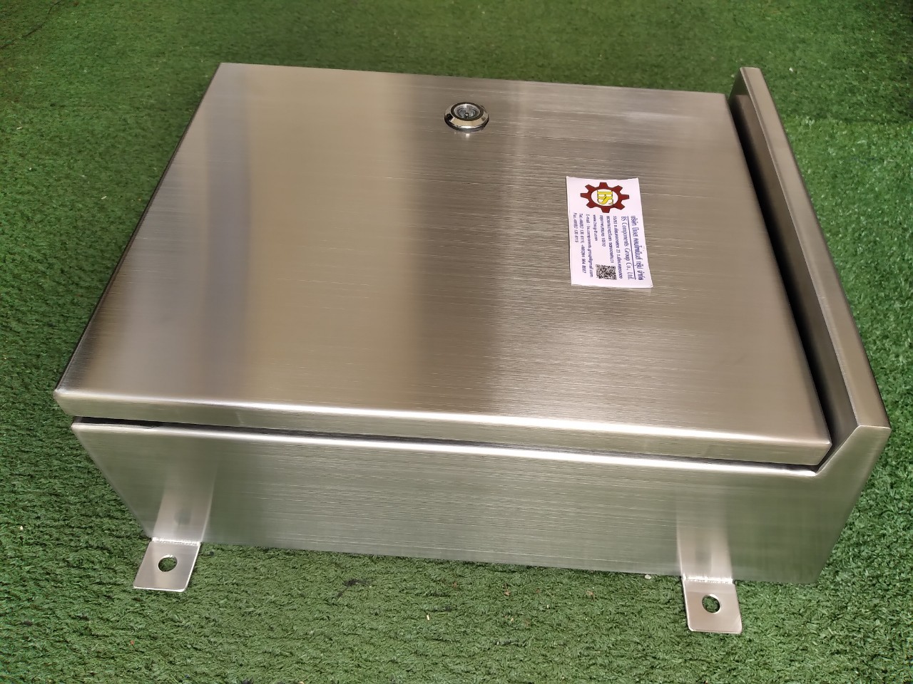 ตู้คอนโทรลสแตนเลส 304 กันน้ำ ฝาช้ันเดียว หลังคาสโลป W280xH350xD150mm. พร้อมหูยึด 4 มุม หนา 2มม.