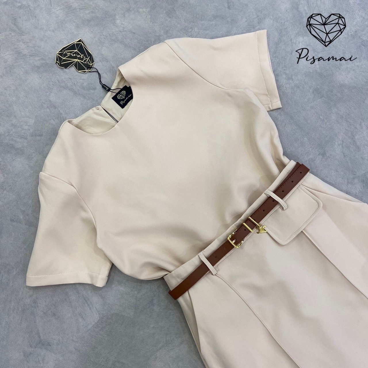 เซ็ตเสื้อยืดคอกลมมาคู่กับกระโปรงเอวสูง งตังยาวสีครีม พร้อมเข็มขัดเข้าเซ็ต ใส่vacayถ่ายรูปกับแก๊งค์เพื่อนๆไม่มีผิดหวังเลยค่า ห้ามพลาดเลยน้าตัวนี้