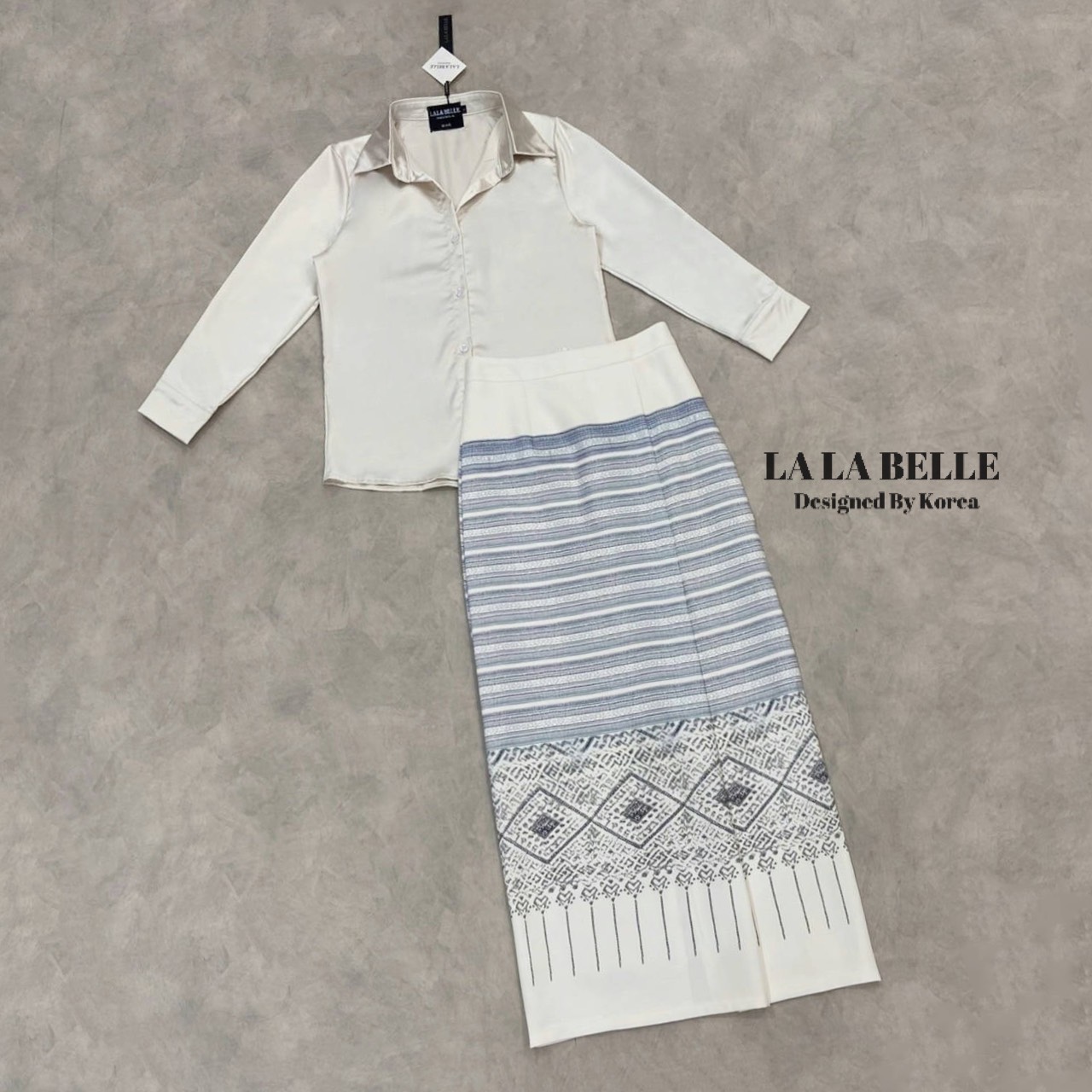 ชุดเซตทำบุญ2ชิ้นเสื้อเชิ้ตผ้าซาตินคอปกกระดุมหน้าแขนยาวใส่คู่ผ้าถุงผ้าพิมพ์ลายป้ายหน้าผ่าหลังมีซับในอัดกาวอย่างดีชุดทำบุญเข้าวัดของเซเลบที่แท้ทรูคุณภาพเกรดพรีเมี่ยม1:1 คัทติ้ง และ แพทเทริน์เป๊ะ ค่ะ น่ารักฝุดๆไปเลยค้ารุ่นนี้มิกซ์กับรองเท้าส้นสูงเครื่องประดั