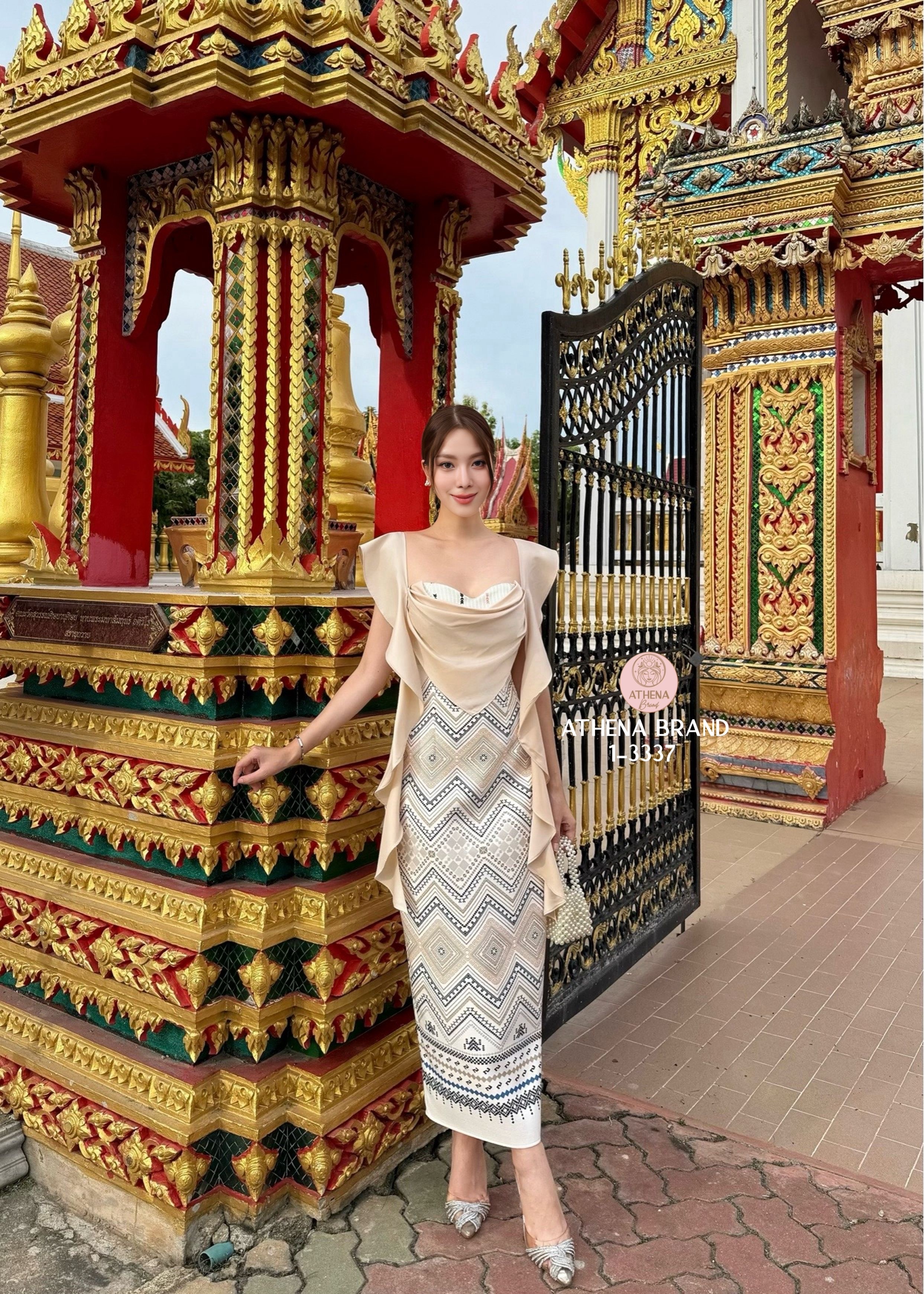 Maxi Dress พิมพ์ลายดีไซน์ตัดต่อผ้าแต่งระบาย หน้าอกเสริมฟองน้ำจัดทรงสวย ชายกระโปรงด้านหลังผ่า เนื้อผ้าดี๊ดีมีTexture งานมีซับใน สวมใส่แบบซิปด้านหลัง สอดแทรกดีเทลความสวยหวานและความเรียบหรูได้ลงตัวเป๊ะ งดงามอย่างกุลสตรีไทยค่า #Athenabrand #ป้ายAthena #เสื้อผ