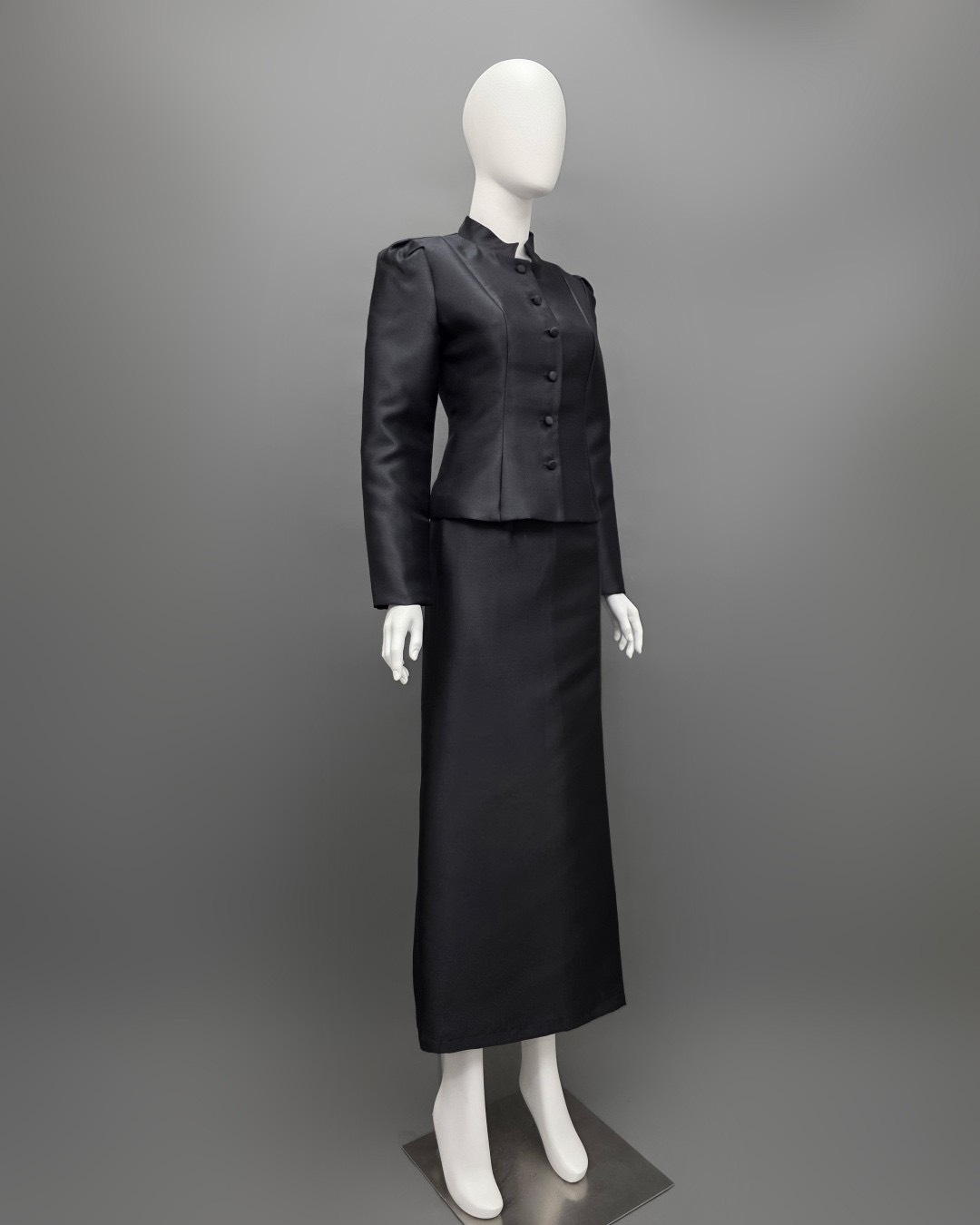 Elegant Black Chitralada Thai Attire Label : LUXE ☑️ เซ็ทเสื้อเข้ารูปผ่าหน้าแขนยาวทรงกระบอก จับคู่กระโปรงป้ายยาวทรงสอบ ☑️ ผ้าปารีส สีดำสนิทมันเงาเล็กน้อย ☑️ สวมใส่สบาย แพทเทิร์นเนี้ยบเข้ารูปกระชับ ☑️ ตัดเย็บอย่างปราณีตด้วยช่างท