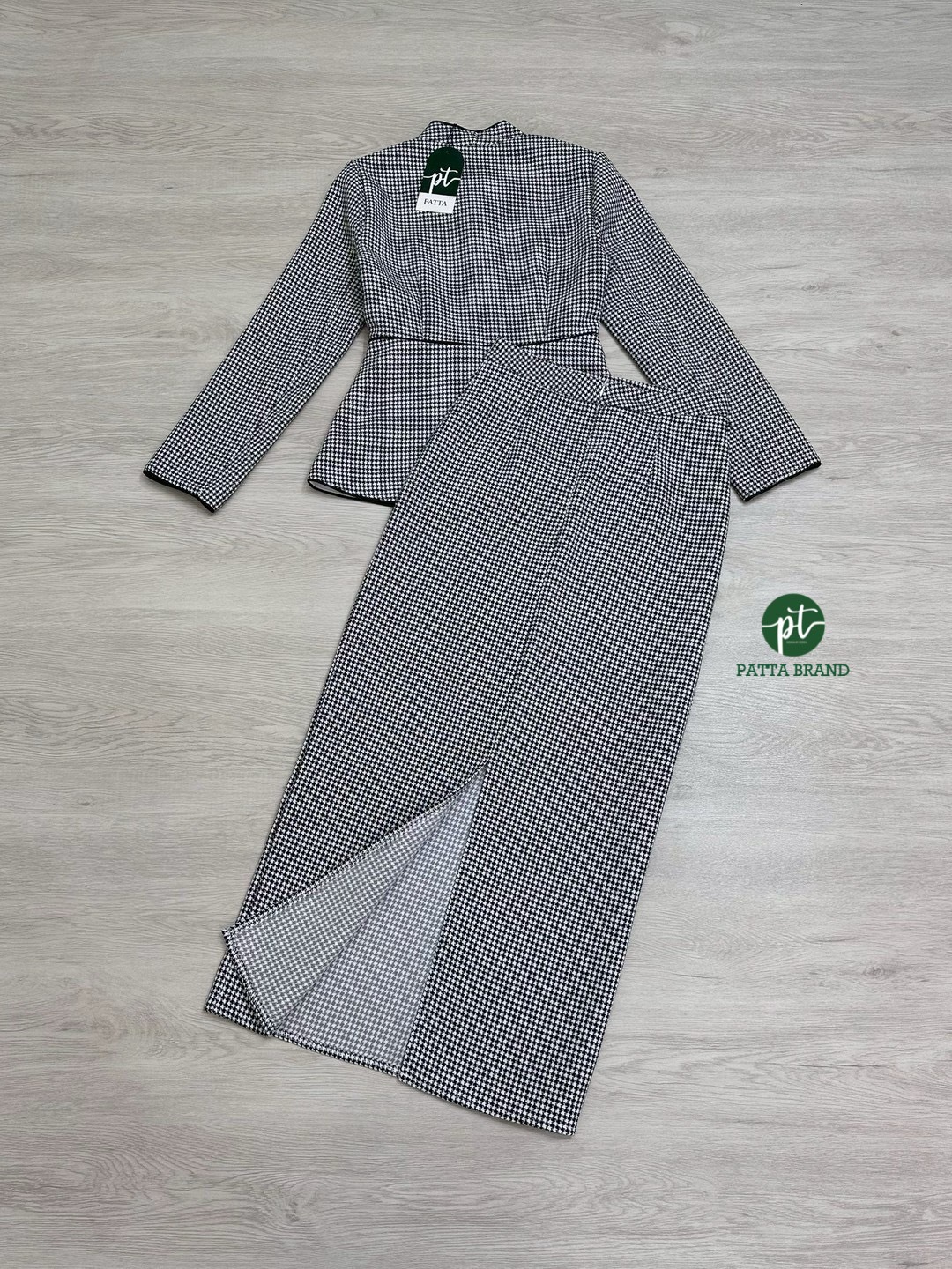 Set 2 ชิ้น เสื้อแขนยาว ดีไซน์แต่งคอปิด กระดุมหน้ายาวถึงเอว ช่วงเอวแต่งแถบกุ้นดำ ปลายชายเสื้อแต่งผ่าบานออกเล็กน้อย แมทซ์กับกระโปรงยาว ดีเทลแต่งผ่าหลัง มาพร้อมชิปช้อนด้านหลังมีซับในตัว เนื้อผ้าลายชิโนริทั้ง2ชิ้น งานสวย ลัคชู ลุคคุณนายสุดๆค่ะ