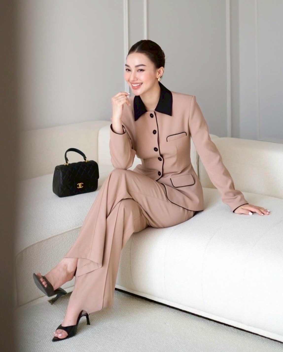 Label :: AURORA by RAMI-PAPHA Setเสื้อคอปกสวยได้ลุ๊คแบบเฟียสๆ ผ้าหนานุ่มทุกการสัมผัส ผ้าดีม๊ากมาก แม่ค้าเฟิมๆ ด้านหน้ามีกระดุมแกะใช้งานได้จริง มีซับใน +++มาพร้อมกางเกงขายาว ที่แมชกันได้อย่างลงตัว มีซับใน มีซิปหลัง