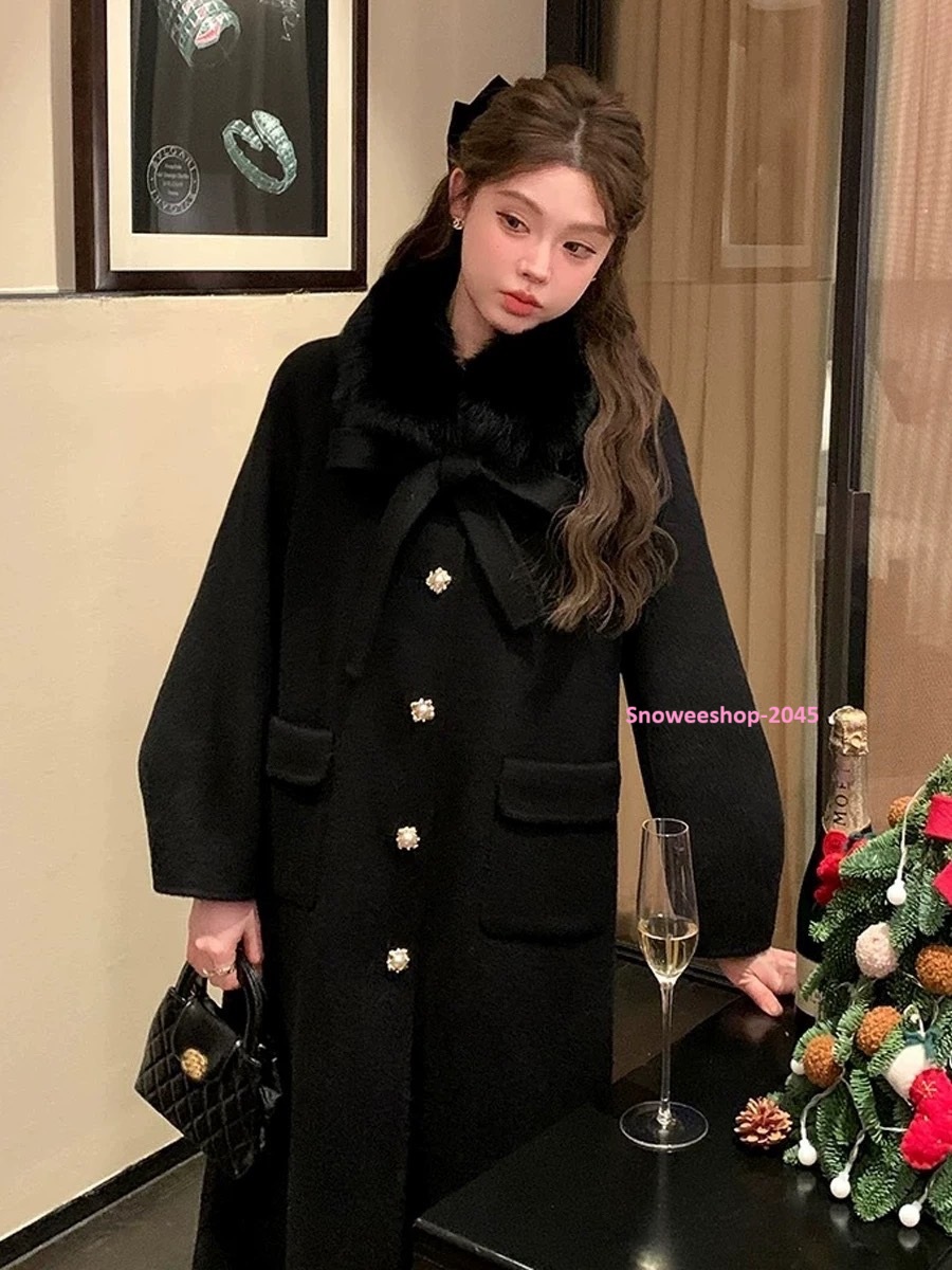 Winter Look ที่ทำให้คุณดูแพงแบบไม่ต้องพยายาม เสื้อโค้ทผ้าวูลพร้อมปกขนเฟอร์ สไตล์เฮปเบิร์นสุดคลาสสิค ผ้าทอหนา ไฮเอน ใส่แล้วอุ่นจริง ดีไซน์ทรงคุณหนู หรูหรา เก๋ไม่ซ้ำใคร ดีไซน์ทรงคุณหนู หรูหรา เก๋ไม่ซ้ำใคร มี 3 สีสุดชิค – เบจ | ดำ | ไวน์แดง ไม่ว่าจะใส่เดินเล