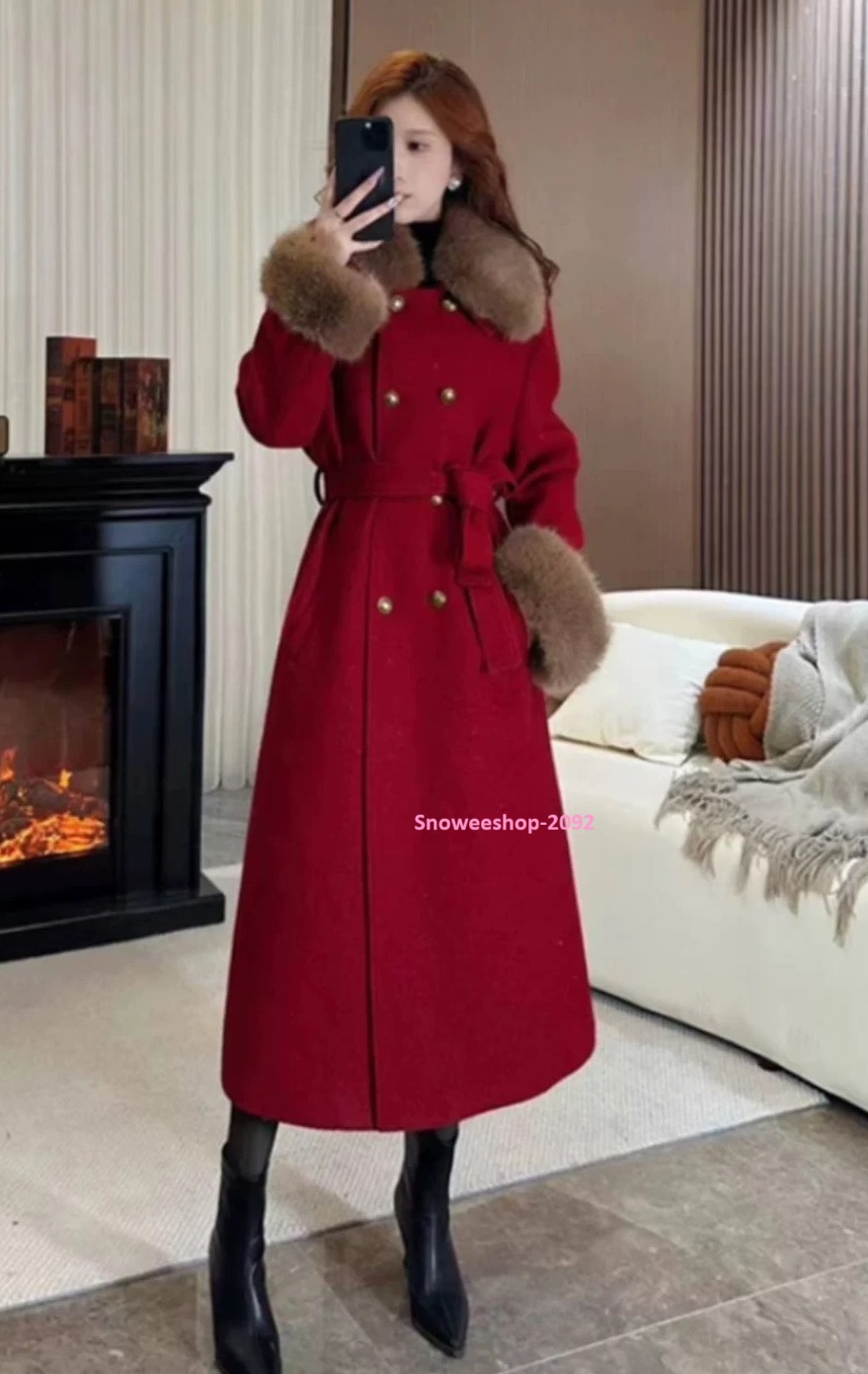 โค้ทตัวนี้คือ ตัวแม่ประจำฤดูหนาว เก็บลุคหรูได้แบบไม่ต้องพยายามเยอะ ปกขนเฟอร์ + ขนปลายแขนแบบฟูๆ แต่งลายสวย หรูมีคลาส ซับในหนา อบอุ่นมาก ใส่ติดลบได้จริง เดินในหิมะก็ยังสวยแบบมีประกาย