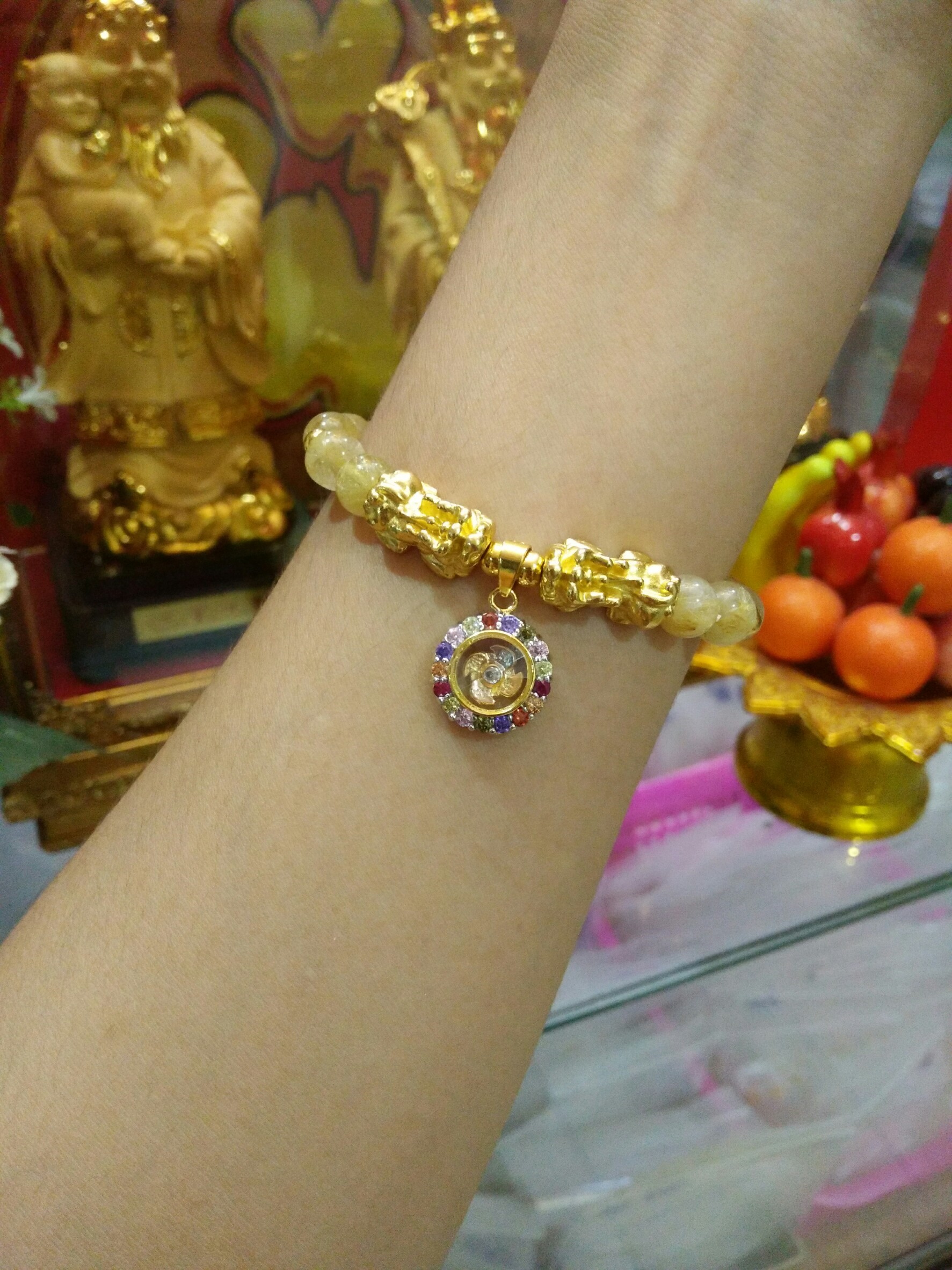 ข้อมือปี่เซียะประดับหินไหมทองและจี้กังหันนพเก้ารุ่นโชคลาภทวีคูณ