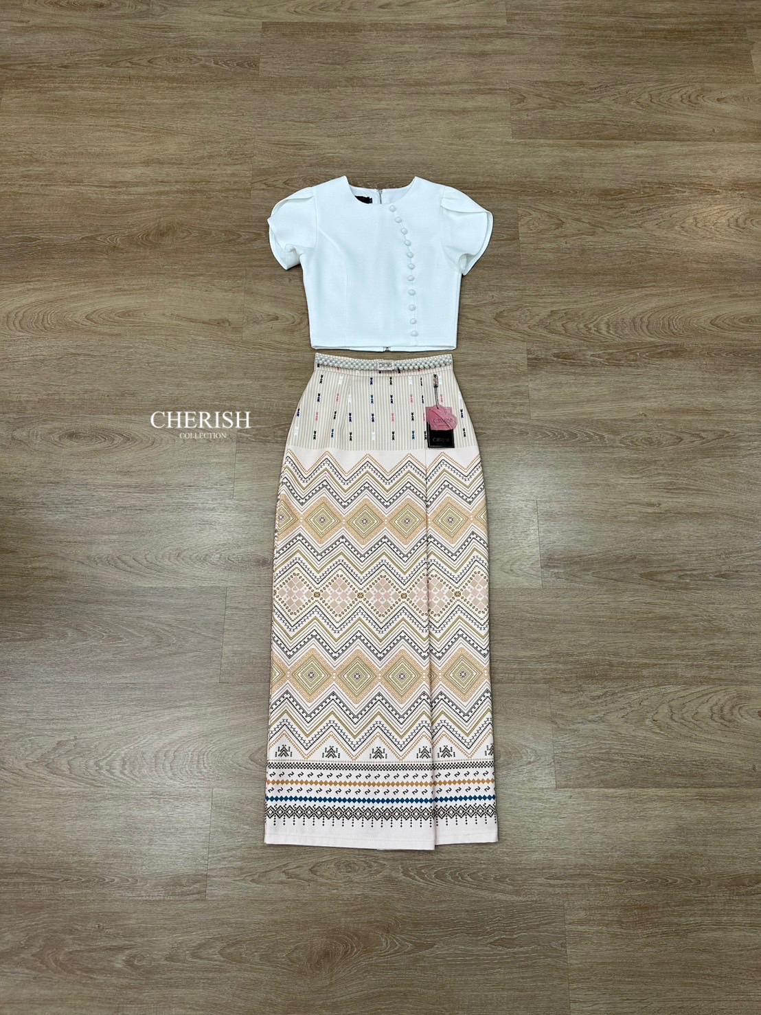 เช็ท 3 ชิ้น ชุดงานบุญ ชุดไทยหรือจะใส่เป็นธีมชุดเพื่อนเจ้าสาวก็เหมาะ ใส่ได้ทุก เทศกาล ดีเทล เสื้อคอกลม ซิปหลัง แต่งกระดุมเรียง เสื้อแขนทรงป้ายเสริมซับในอย่างดี ใส่คู่ผ้าถุงพิมท์ลาย เนื้อผ้าใส่สบาย มีเข็มขัด ไม่ว่าจะออกงานไหน ก็สวยยืนหนึ่งค่ะ