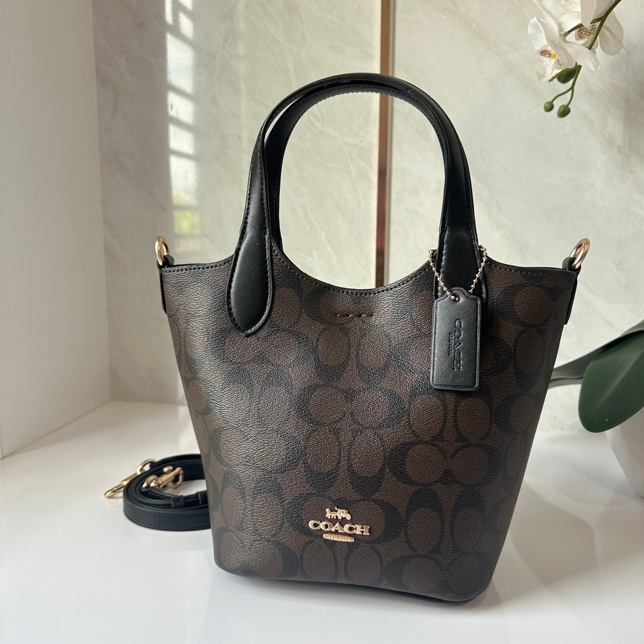 กระเป๋าสะพายไฮโซแบรนด์เนมโค้ชทรงโท้ทขนาด 8 นิ้วสีน้ำตาลดำลาย C COACH HANNA BUCKET BAG (CR256)