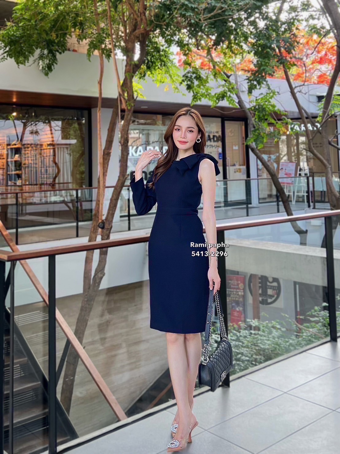 เดรส เดรสสีกรมสุดหรู ดีเทลแต่งโบว์ใหญ่อลังการด้านซ้ายสวยโดดเด่น ดีไซน์ด้านขวาแขนยาวสวยเก๋ มีฟองน้ำจัดให้ทรงสวย ชายกระโปรงด้านหลังผ่าขึ้น ซับในอย่างดีทั้งตัว ซิปหลัง