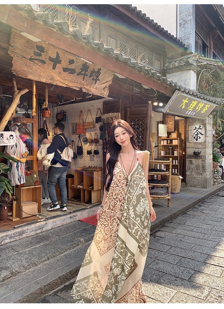 เดรสยาวสายเดี่ยวคอวี สายประดับด้วยลูกปัด ผ้าปริ้นลายสไตล์โบฮีเมี่ยน ชุดดีไซส์สายเดี่ยว(สายเลือนปรับระดับได้) เปิดหลัง มีซับใน เดรสทรงโอเวอร์ไซส์ใส่แบบหลวมๆ สาวอวบอ้วนมีท้องมีน้องใส่สบายมากๆจ๊า