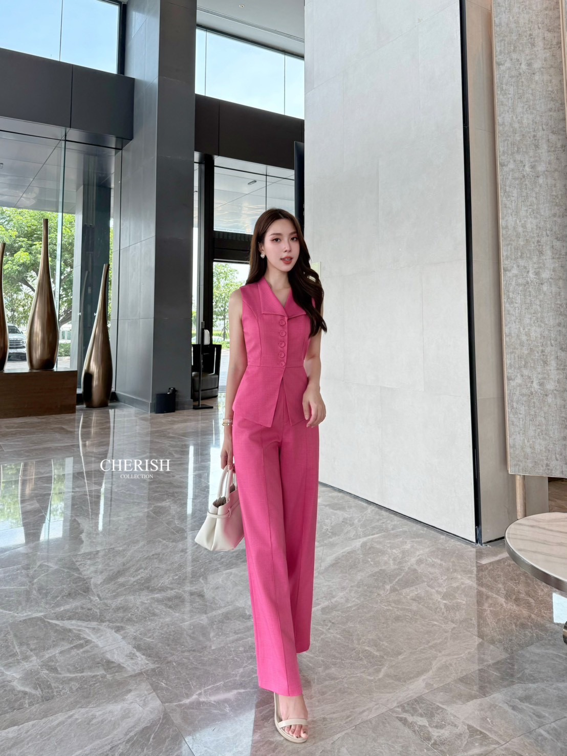 ชุดเซ็ท สุดเรียบหรูดูโก้ สวยแบบไม่ซ้ำใคร ตัวเสื้อคอปกแขนกุดตัวยาวดีไซน์เก๋ ตกแต่งกระดุมตรงกลาง มาพร้อมกางเกงขากระบอกเอวสูงซิปหน้า ใส่สะดวกสบายช่วยทำให้ขาเรียวยาว มีกระเป๋า 2 ข้าง