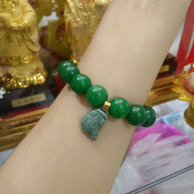 สร้อยข้อมือหินหยกห้อยจี้กบคาบเหรียญ เครื่องประดับมงคลนำเข้า