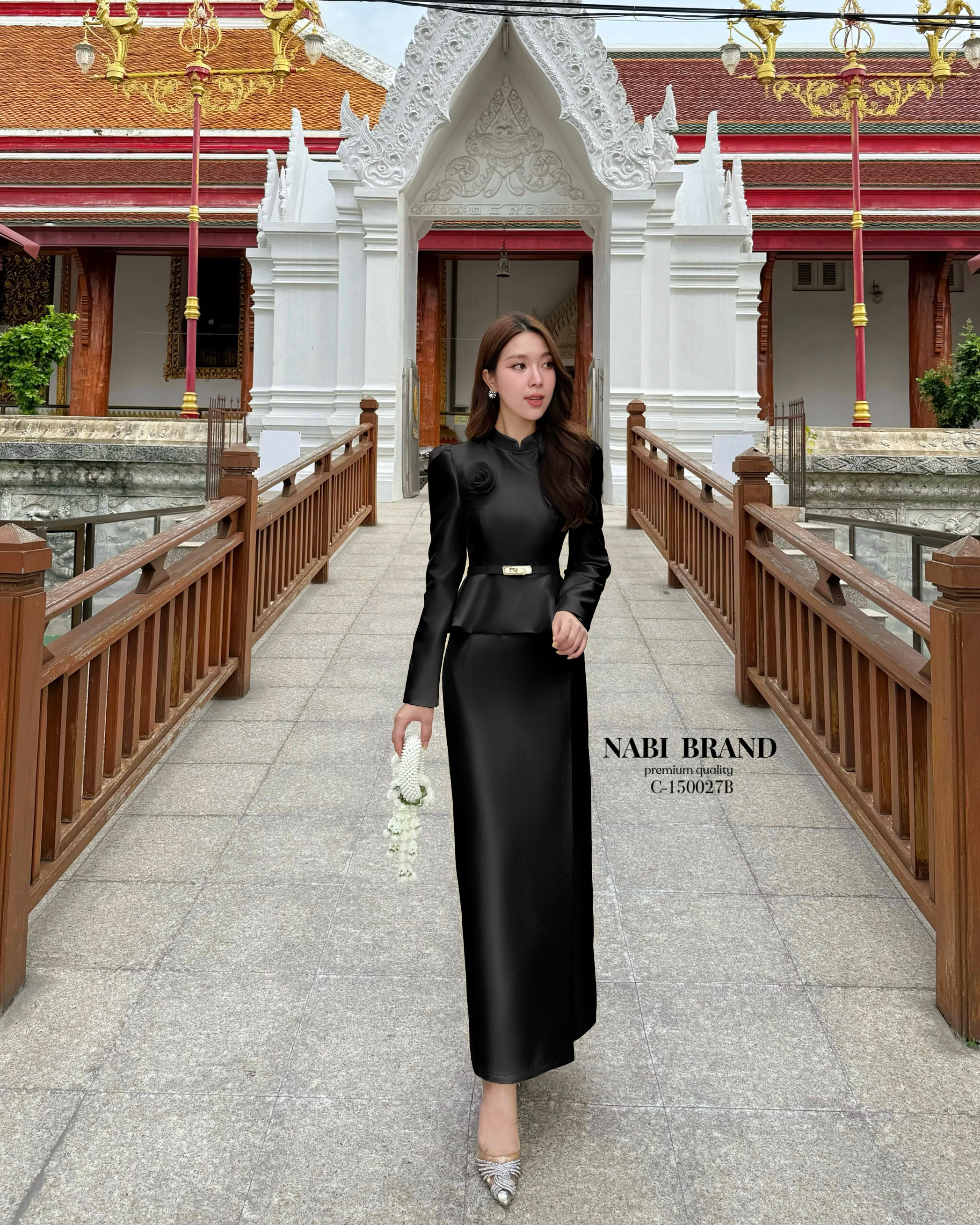 ชุดเซ็ตแขนยา คอกลม มีซัปในฟองน้ำในตัว มาคู่กับกระโปรงยาวทรงชุดไทย พับจีบด้านข้าง ผ่าทรงVด้านหลัง งานอัดกาวอย่างดีอยู่ทรง ใส่คู่กับเข็มกลัดดอไม้และเข็มขัดคือ สวยหรูลงตัวมาก ดีไซน์สวยดูผู้ดีแบบไทยๆ ไม่ซ้ำใคร ใส่ได้หลายโอกาศ ราคาคุ้มสุดๆ ห้ามพลาดนะคะ ᾗ