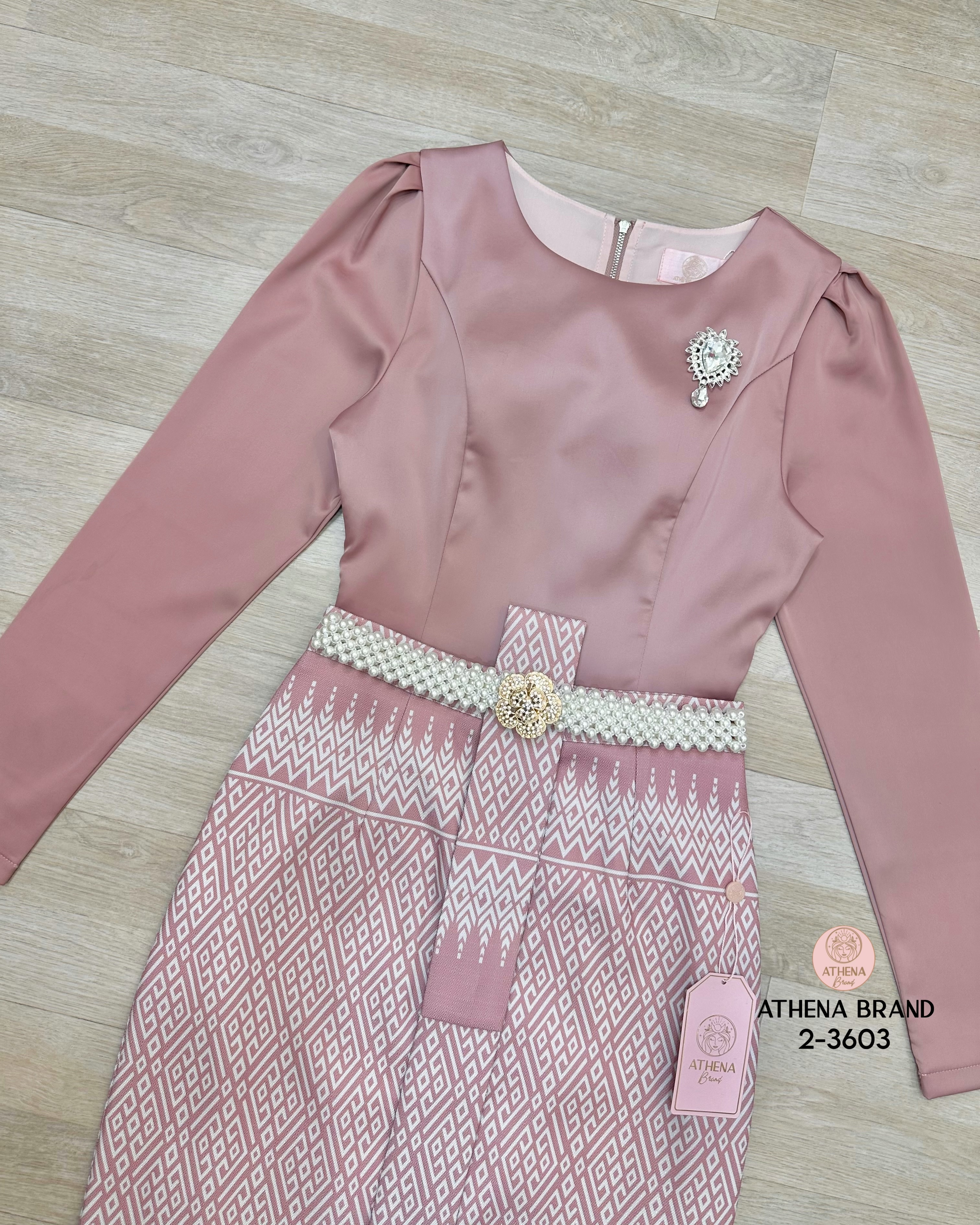 Tag 🔖 :Athena (อธีน่า) Brand Detail :: เสื้อ+กระโปรง+เข็มขัด+เข็มกลัด Set 4 ชิ้นสุดคุ้ม! เสื้อแขนยาวหน้าอกเสริมฟองน้ำจัดทรงสวย ตกแต่งเข็มกลัดเพชร(สามารถถอดออกได้) แมตช์มาคู่กับกระโปรงพิมพ์ลายแต่งทบคล้ายงานผ้าถุงสำเร็จ ชายกระโปรงด้านหลังผ่า เนื้อผ้