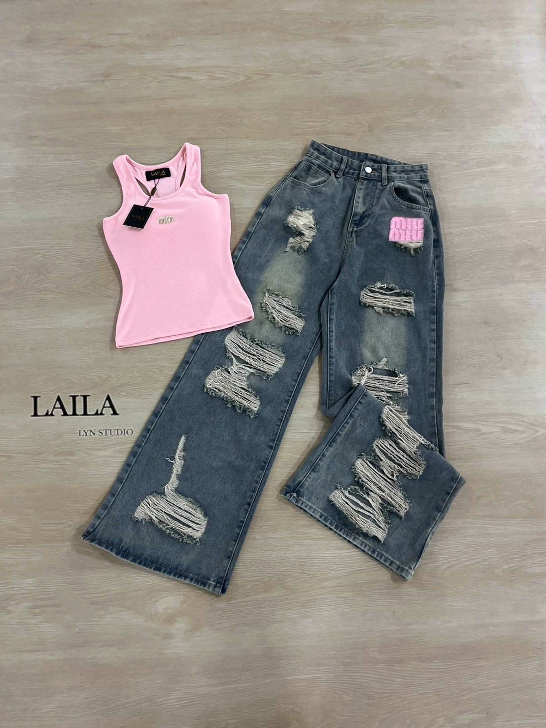 Tag: LAILA Detail:setเสื้อ+กางเกง เสื้อทรงแขนกุดแต่งเว้าแขนเสริมทรงช่วงอกอย่างดีทรงสวยเข้ารูปพร้อมเข็มกลัดmmาชมพู มาพร้อมกางเกงยีนส์ขายาวสียีนส์อย่างสวย ผ้าสวยมีน้ำหนัก ทรงกระบอกแต่งขาดช่วงเข่าและขา สายคาเฟ่ห้ามพลาดน้า #bywila #เสื้อกล้าม #ชุดยีนส์ #เสื้อ