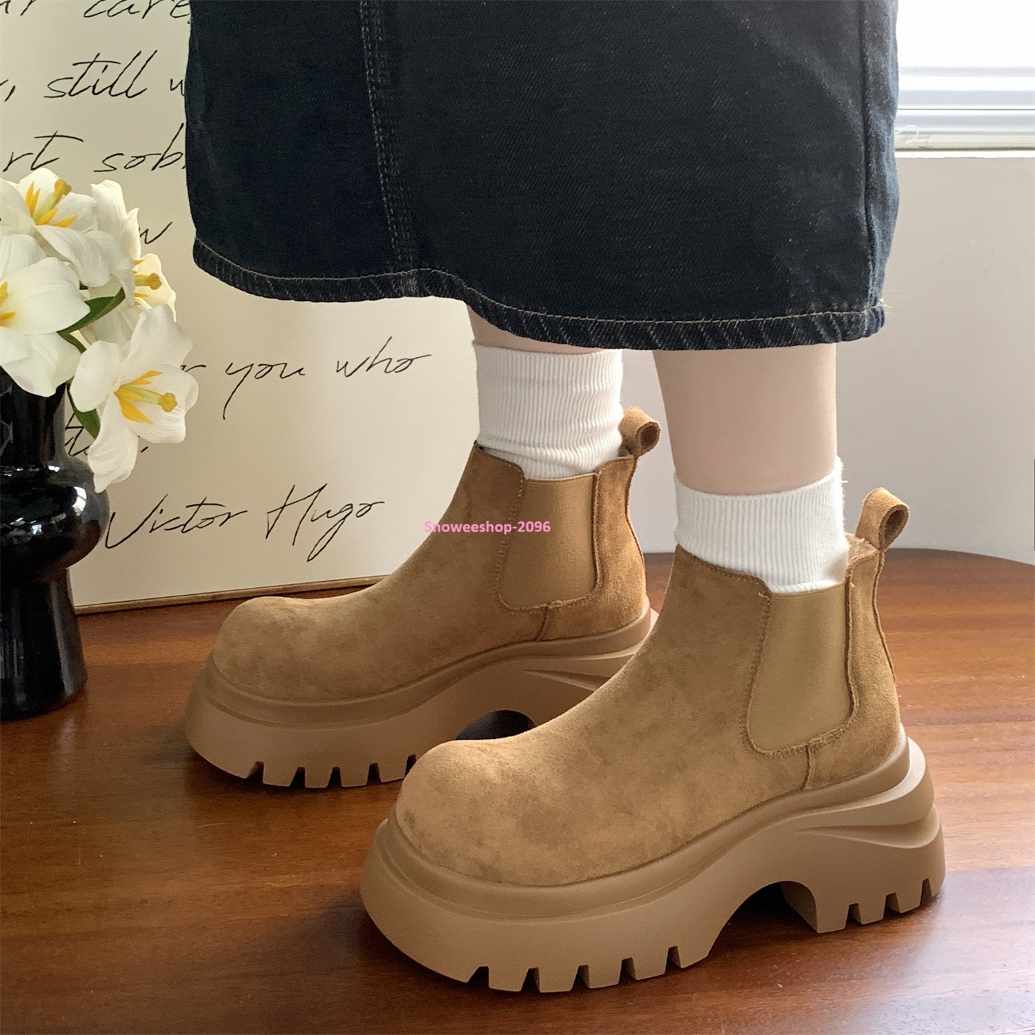 เที่ยวต่างประเทศให้ลุคปังตั้งแต่ก้าวแรก รองเท้าบูทมาร์ตินทรงสวย ใส่แล้วดูขายาวเพรียว แมตช์ง่ายทุกลุค กันน้ำ เดินสบาย เพิ่มความสูงแบบเนียน ๆ เที่ยวได้ทั้งวันไม่ปวดเท้า มี 4 สี | ไซส์ 35-40