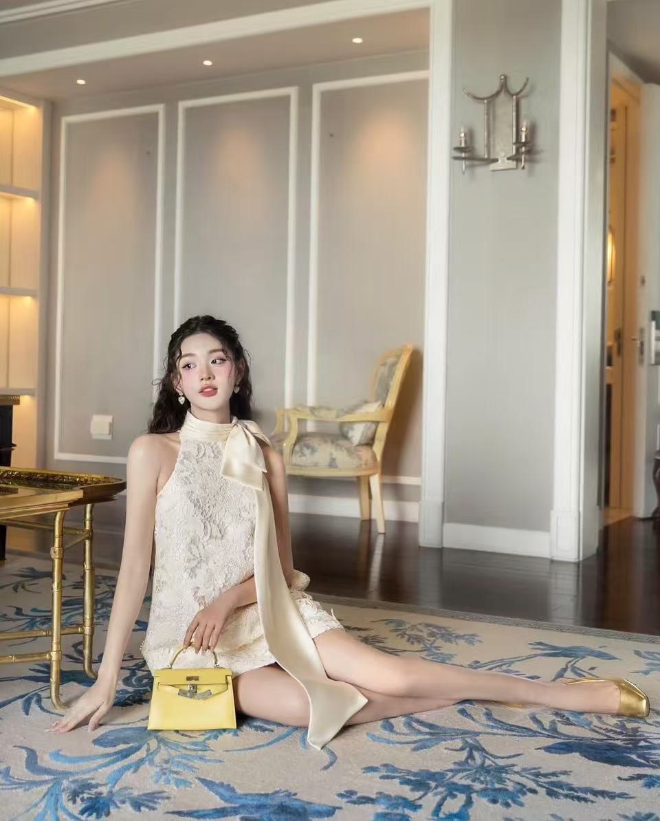 มินิเดรสสีครีมลูกไม้ฉลุคอกลมแขนกุดส่งปล่อย ดีเทลเย็บติดโบว์ริบบิ้นยาวที่ไหล่ เนื้อผ้าดีมีซับในทั้งตัว (ไม่เสริมฟองน้ำ มีซิปหลัง ) ทรงสวยมากๆค่ะ