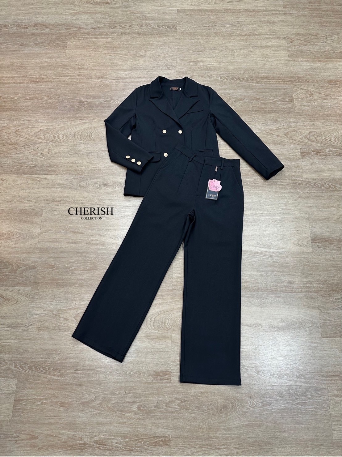 Setsuit เสื้อ+กางเกง ลุค CEO เรียบหรู ดูทันสมัย ทรงสวย ใช้ผ้าดี ใส่สบาย ตัวเสื้อสูทแต่งกระดุมทองมีกระเป๋า พร้อมซับในทั้งตัว มาพร้อมกับกางเกงขากระบอก มีกระเป๋า 2 ข้าง เซตนี้จะใส่ทำงาน หรือออกงานดูดีสุดๆค่ะ