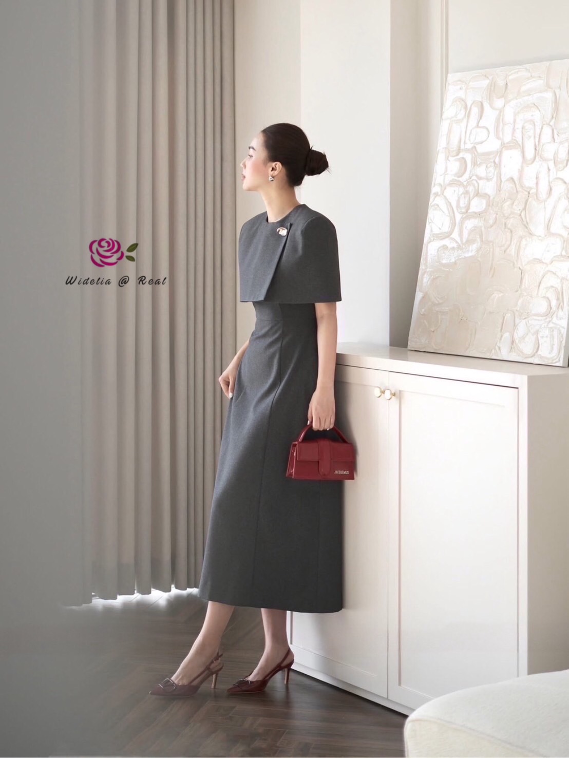 Dress เดรสตัวยาวช่วงบนทรงผ้าคลุม ไหล่เสริมฟองน้ำ อกเสริมฟองน้ำ อกแต่งกระดุมทอง ซิปหลัง งานเนื้อผ้าอย่างดีมีน้ำหนัก ผ้าไม่บาง ผ้าเรียบสีพื้น งานคัตติ้งเนี๊ยบมากๆ ทรงสวย งานเป๊ะ รับรองใส่ออกมาไม่ผิดหวังการันตีให้เลย