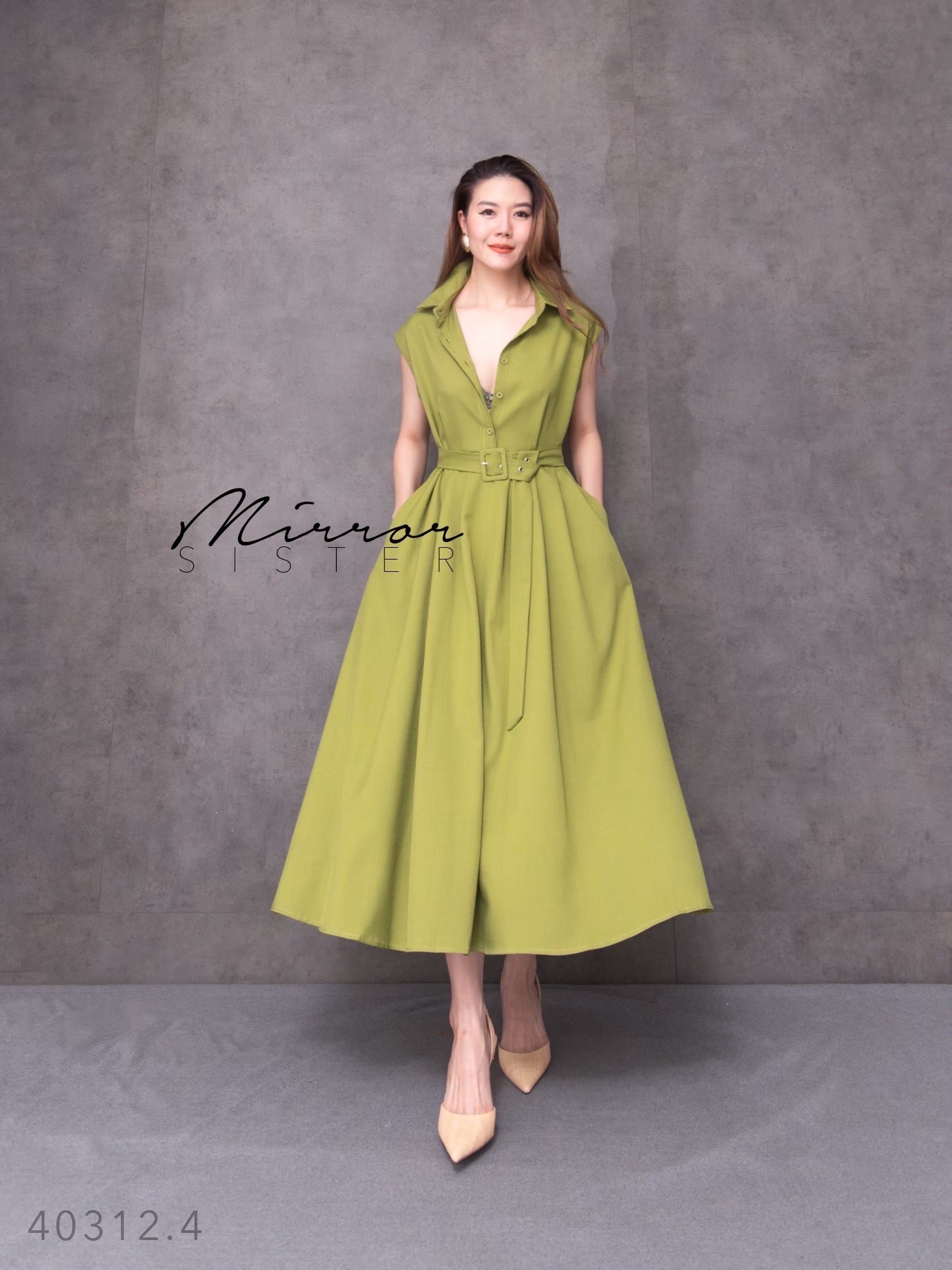 MiRRoRSiSTER's THeN DReSS•• เดรสคอปกทรงสวยมาก แพทเทรินช่วงบนเป็นเสื้อเชิ้ตแขนกุดล้ำทรงเรียบง่าย มีกระดุมผ่าหน้าเปิดปิดได้จนถึงช่วงเอว มาพร้อมสายเข็มขัดสีเดียวกันกับชุด ช่วงล่างเป็นกระโปรงบานทรงสวย ใช้ผ้าเยอะ! มีกระเป๋าล้วงได้2ข้างลำตัว ใครใส่ก็ดูดี ใ