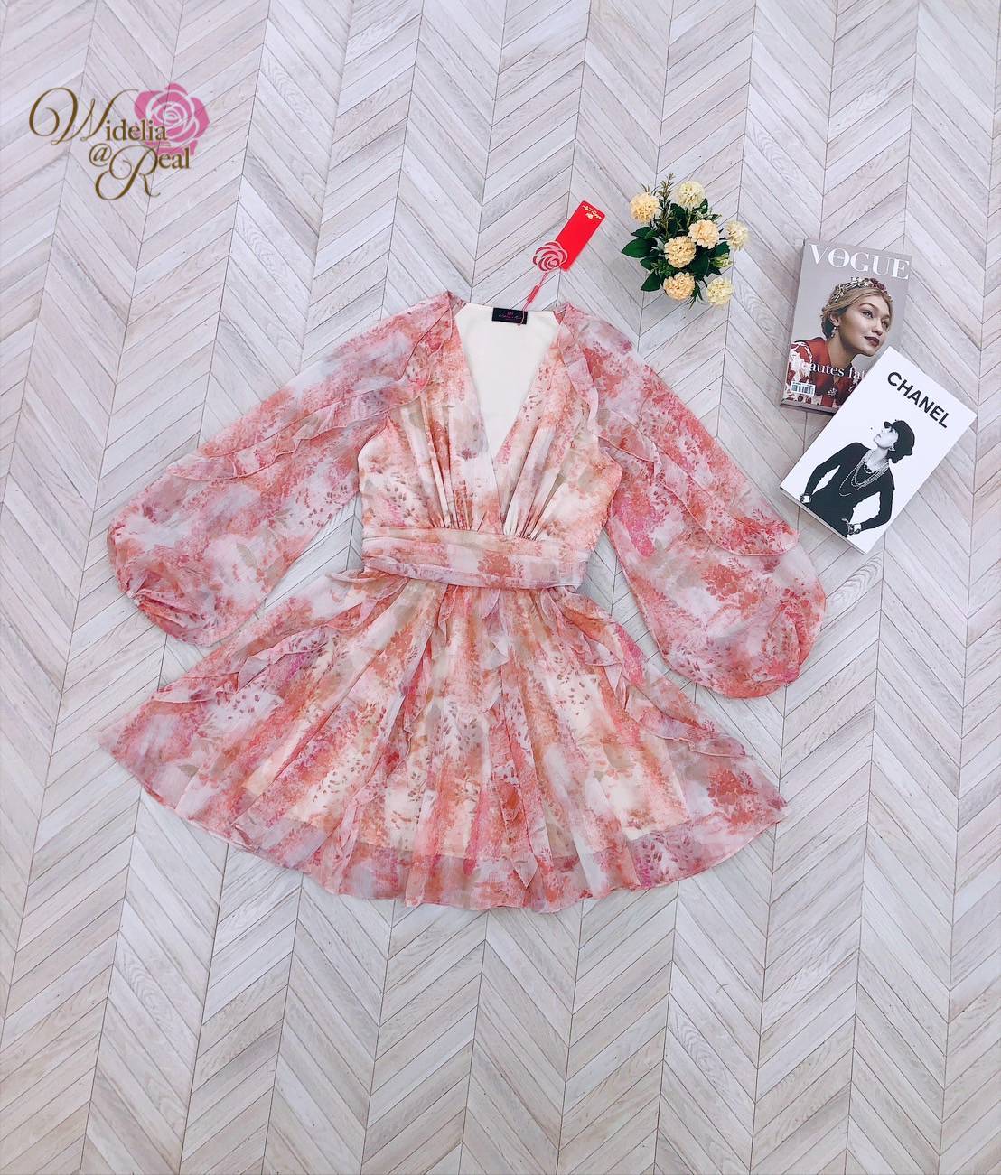 Dress เดรสตัวสั้น ตัวสวย งานเก๋ ใส่สบาย คอวี แขนยาวเย็บระบาย เอวเข้ารูปสวย เย็บระบายรอบตัวกระโปรงดูพริ้วสวย ผ้าพิมพ์ลาย เนื้อผ้าอย่างดี แนะนำเลย รับรองใส่ออกมาไม่ผิดหวัง บอกเลยห้ามพลาดเด็ดขาดงานดีงานสวยจริงต้อง Widelia @ Real