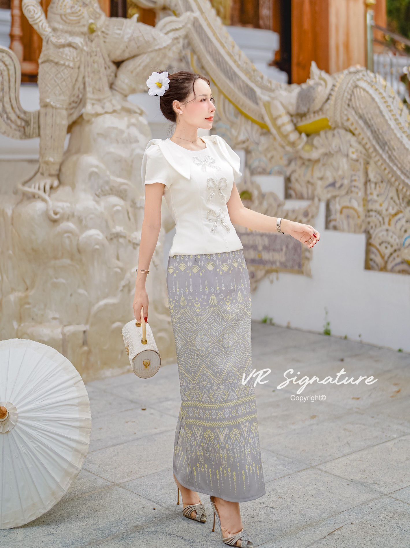 Set เสื้อแขนสั้นแต่งโบว์ ด้านหน้าแต่งโบว์ปักเลื่อมเรียงสวยมากค่ะ มีฟองน้ำจัดทรงให้ด้วยค่ะ ชายเสื้อบานเล็กน้อย แมทช์กับกระโปรงยาวทรงพับจีบทบด้านข้าง เนื้อผ้าพิมพ์ลายไทย มี texture สวยมากค่ะ มีซับใน สามารถใส่แยกกับชุดอื่นได้อีกเยอะเลยค่ะ ต้องจัดนะค่