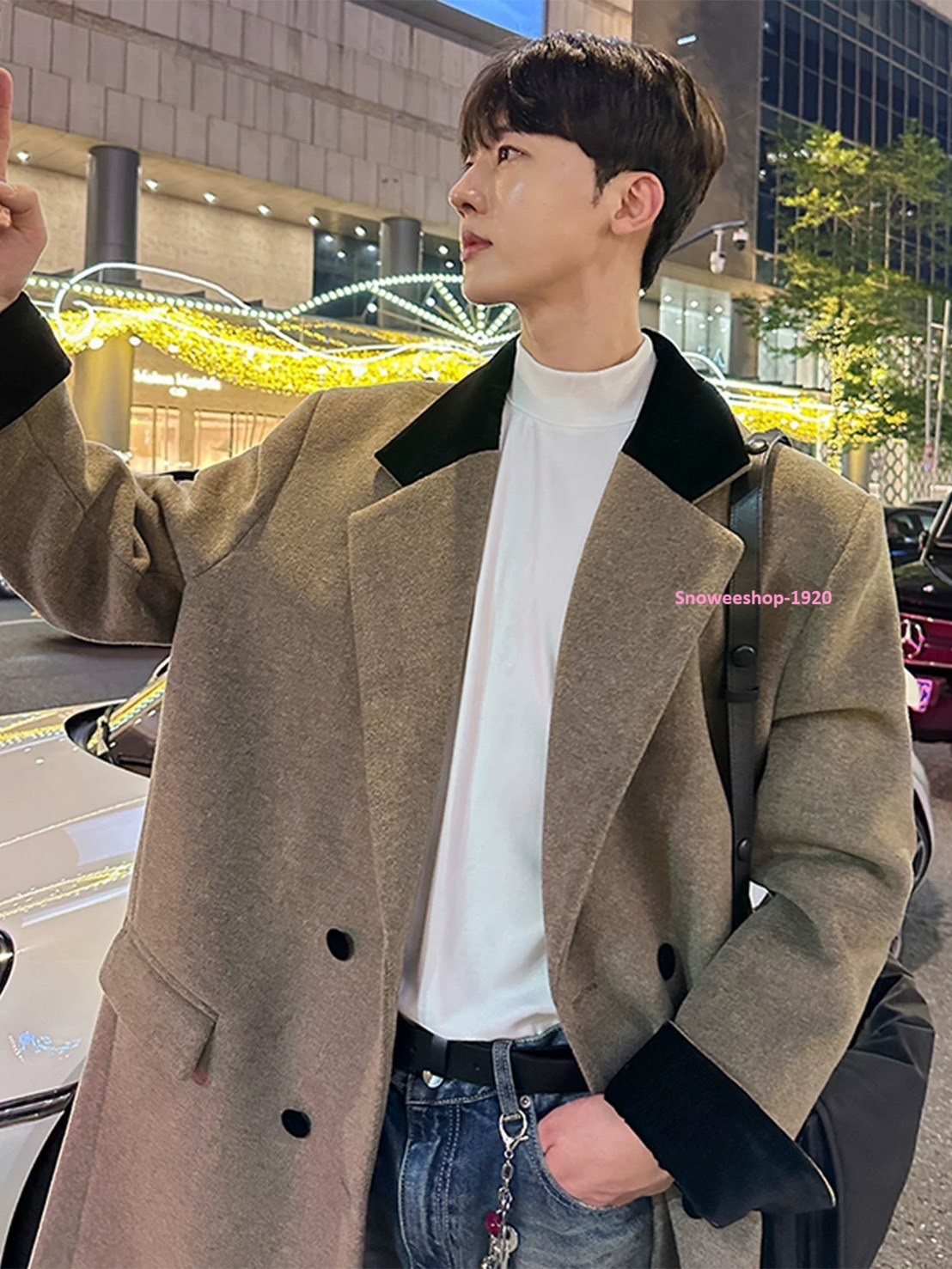 เสื้อโค้ทผู้ชายสไตล์อังกฤษ โค้ทตัวยาวแต่งปกคอสีตัดกับเสื้อ ใส่แล้วหรูหรา ไฮเอนด์ ทรงโอเวอร์ไซใส่แบบหลวมๆ กระดุมสองแถวปกคอวี มาพร้อมสายผูกเอวและซับในหนา มี 2 สี