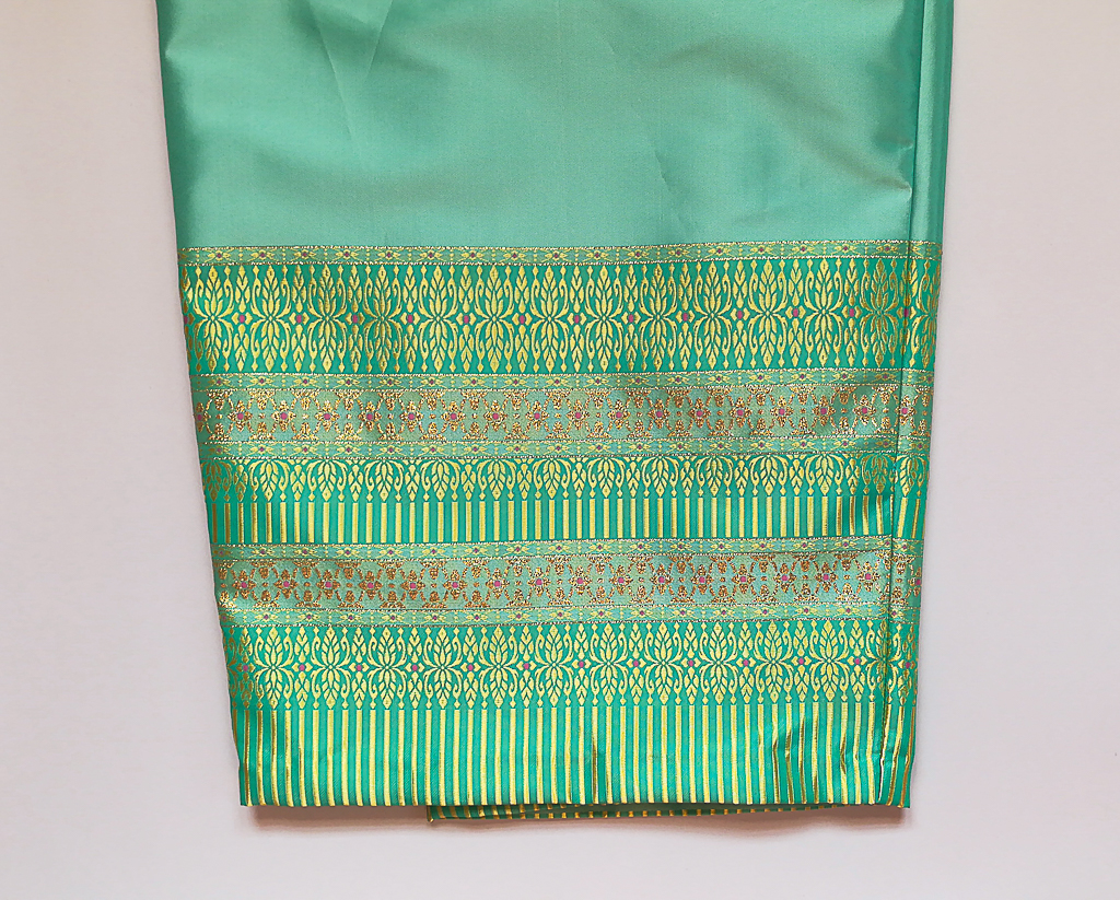 ผ้าถุงไหมสำเร็จรูป (สีฟ้า) งานตัดเย็บประณีต อัดผ้ากาวตามสีของผ้าถุง เนื้องานดีเกรด A (รอบเอว 30 นิ้ว)